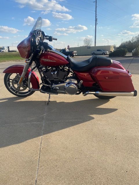 2019 Harley-Davidson Street Glide® in Waterloo, Iowa - Photo 6