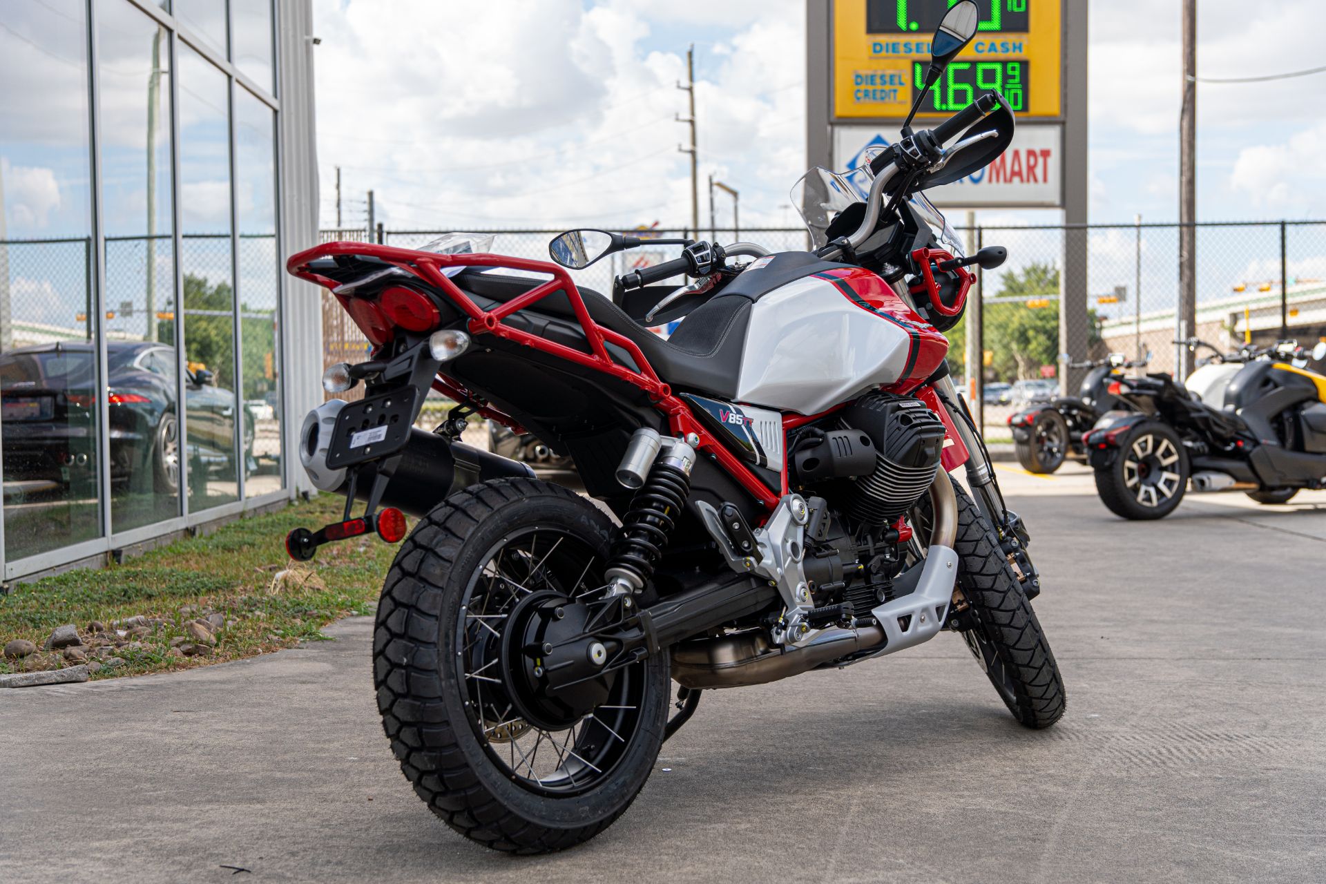 2022 Moto Guzzi V85 TT Adventure E5 in Houston, Texas - Photo 3