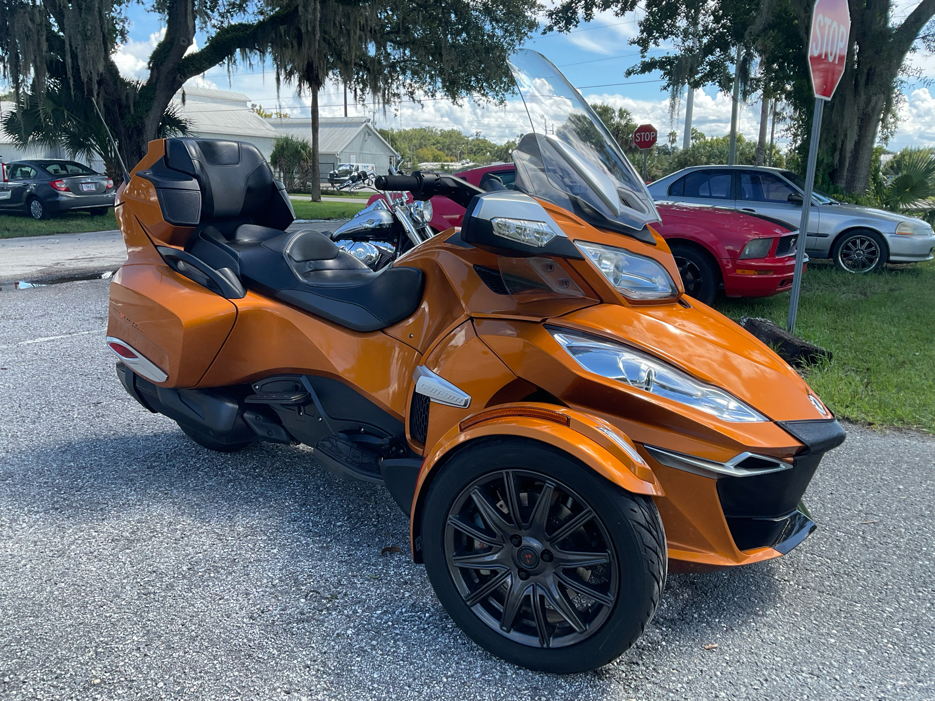 2014 Can-Am Spyder® RT-S SE6 in Sanford, Florida - Photo 2