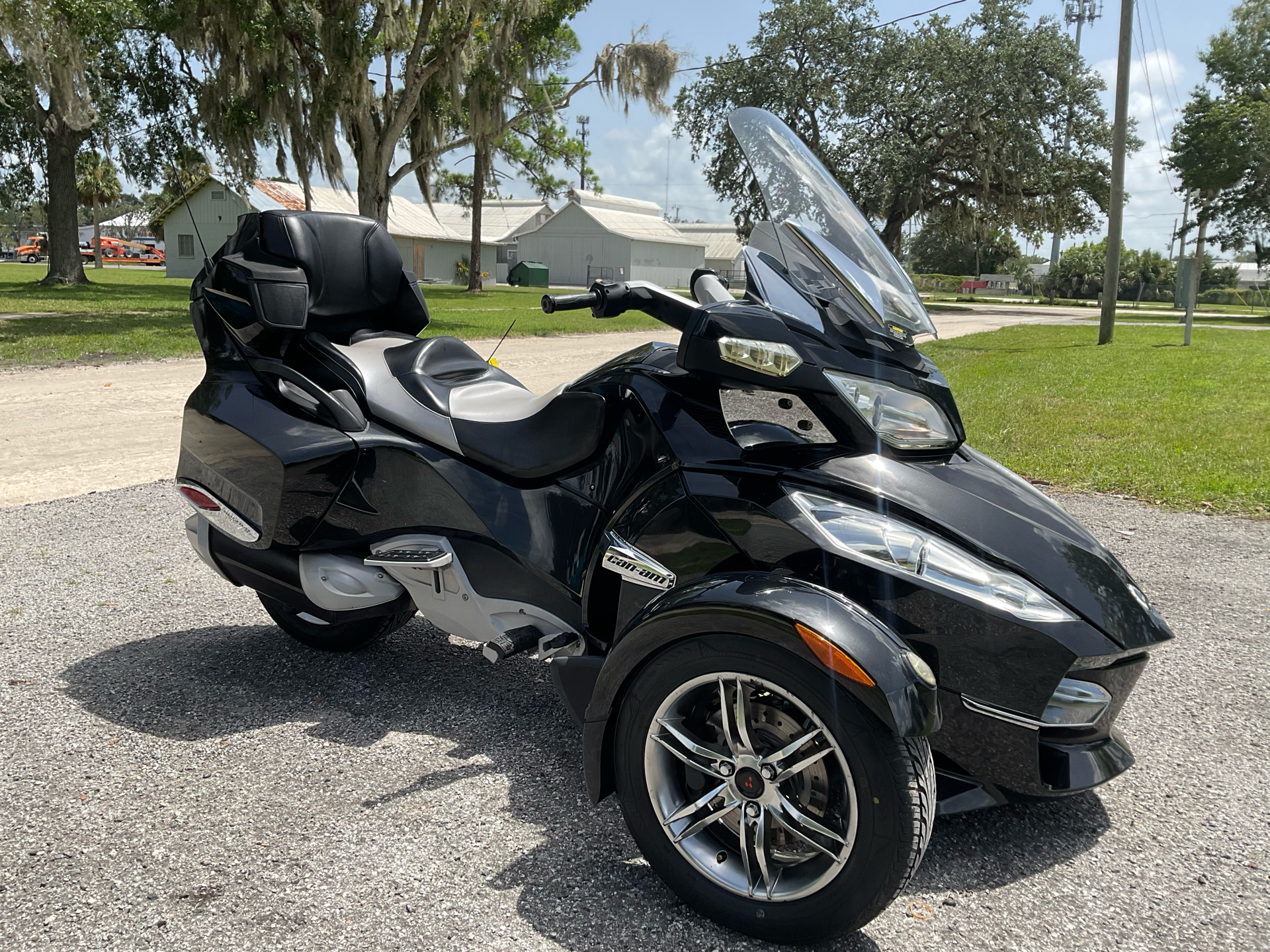 2011 Can-Am Spyder® RT-S SE5 in Sanford, Florida - Photo 2