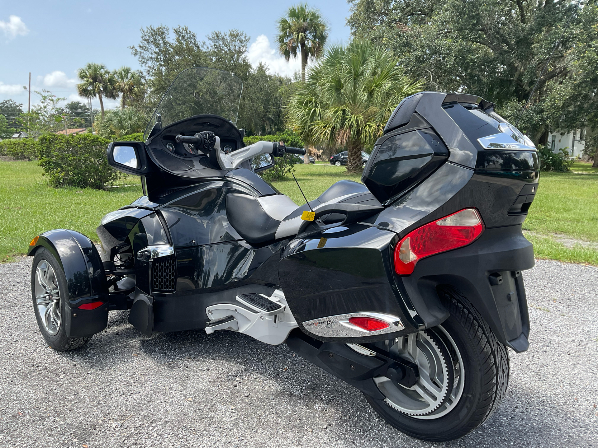 2011 Can-Am Spyder® RT-S SE5 in Sanford, Florida - Photo 8