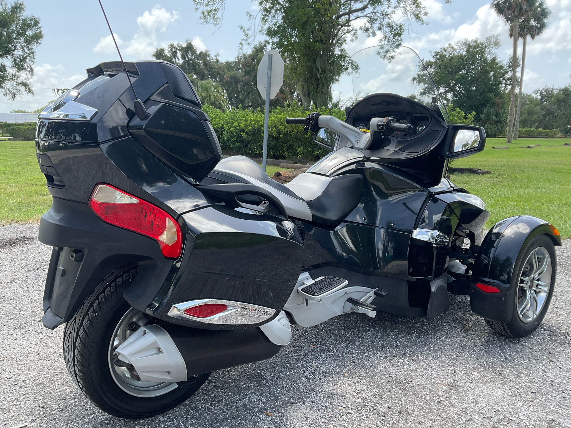 2011 Can-Am Spyder® RT-S SE5 in Sanford, Florida - Photo 10