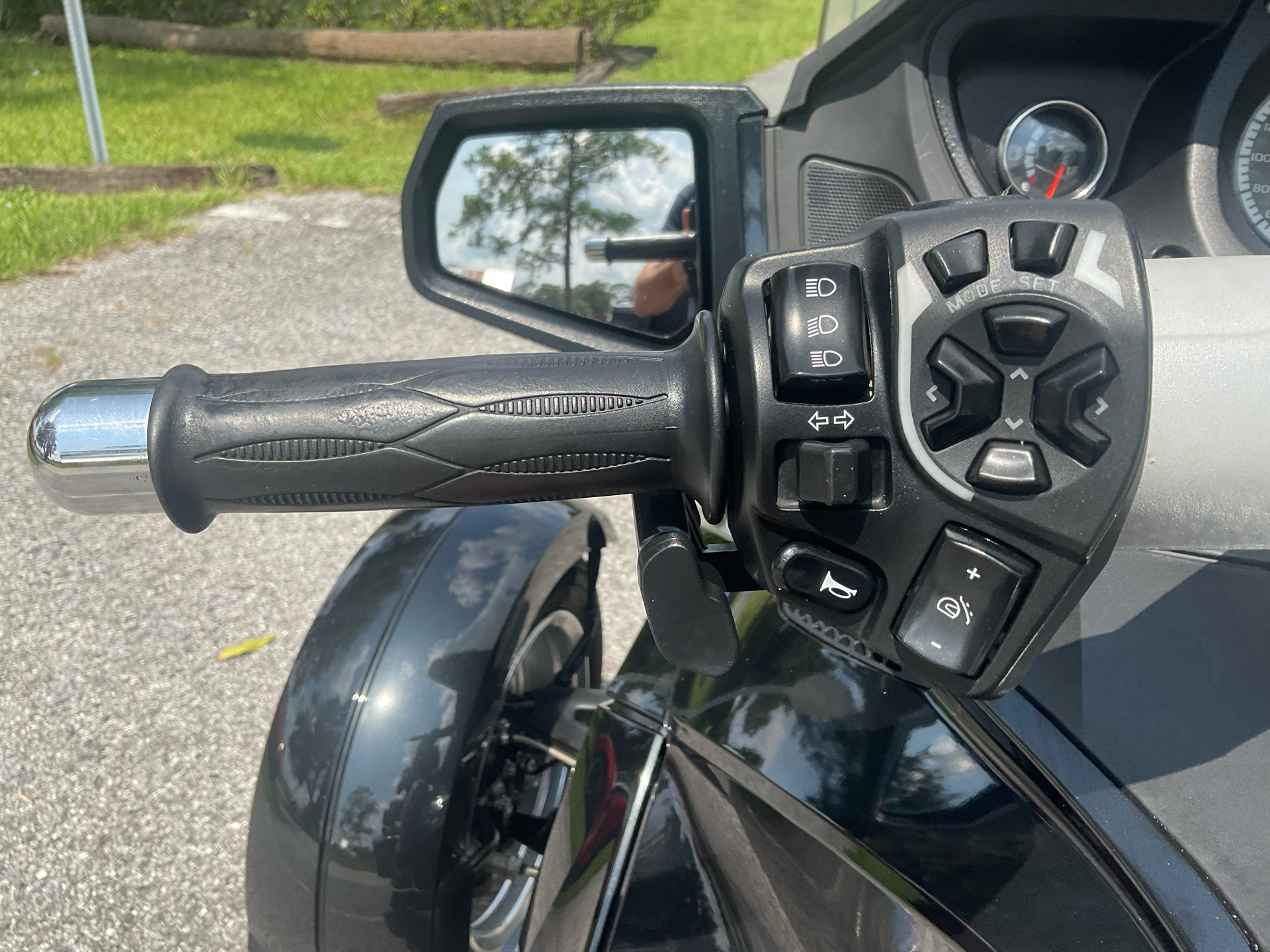 2011 Can-Am Spyder® RT-S SE5 in Sanford, Florida - Photo 32