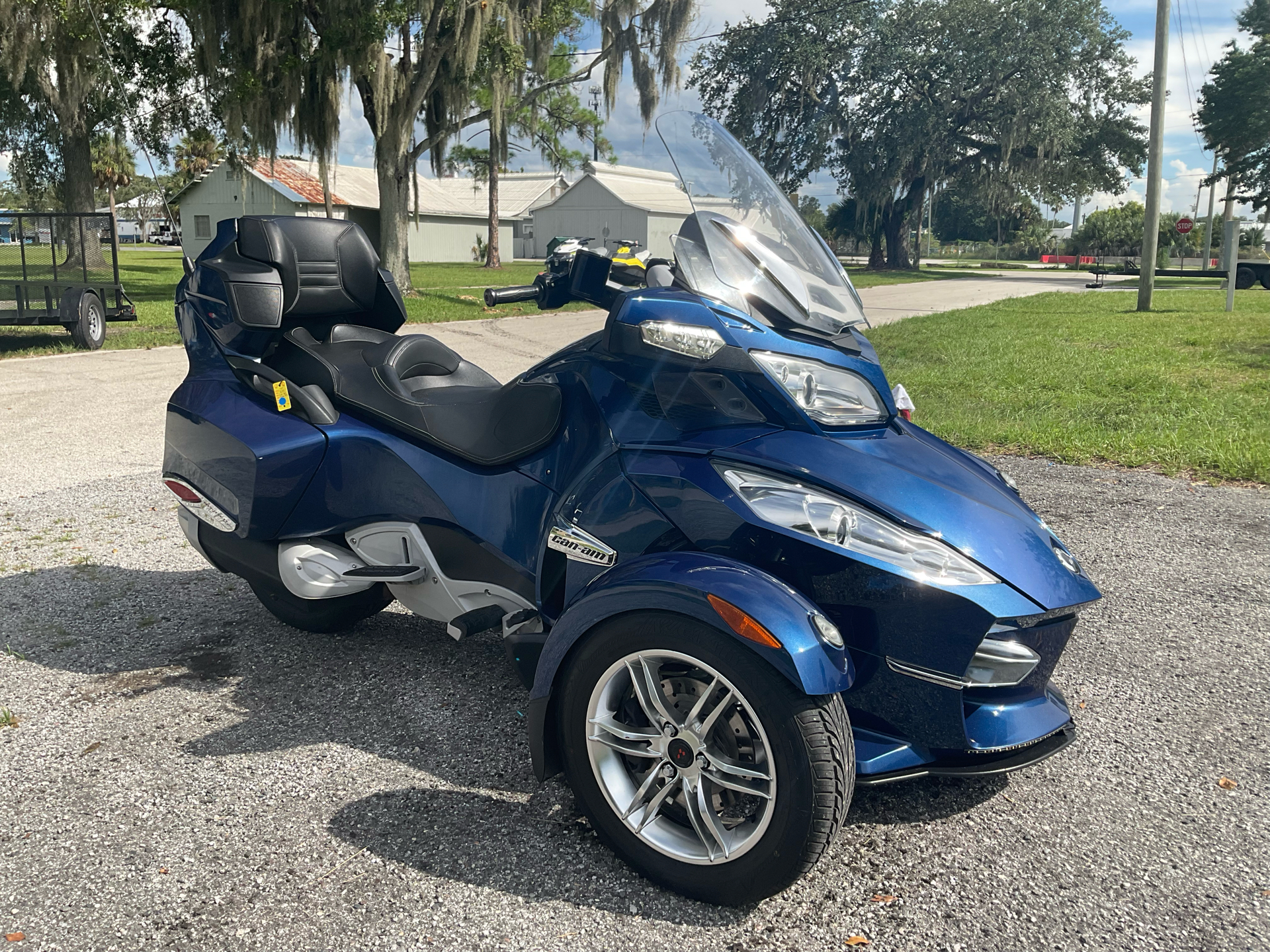 2011 Can-Am Spyder® RT-S SM5 in Sanford, Florida - Photo 2