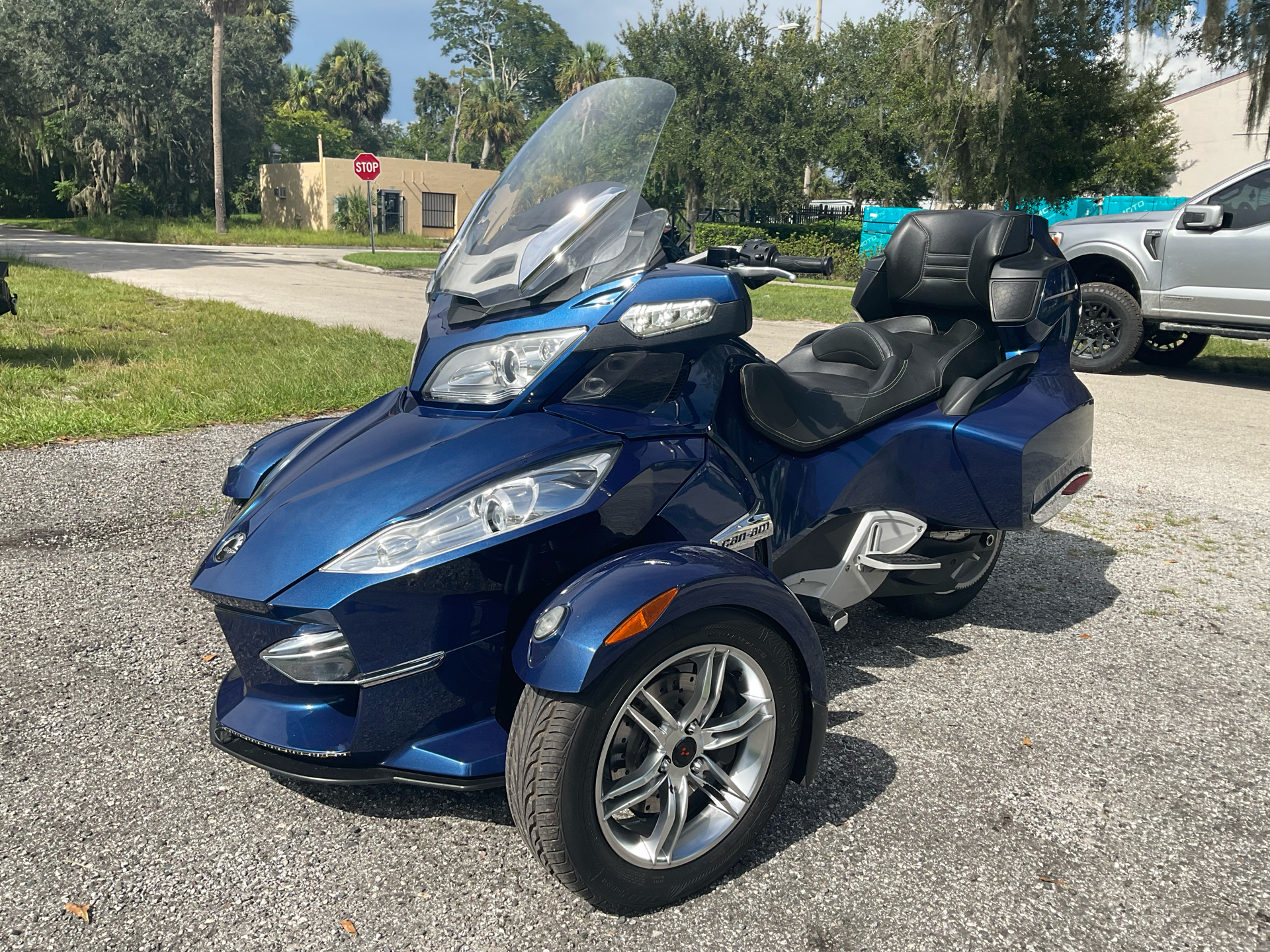 2011 Can-Am Spyder® RT-S SM5 in Sanford, Florida - Photo 6