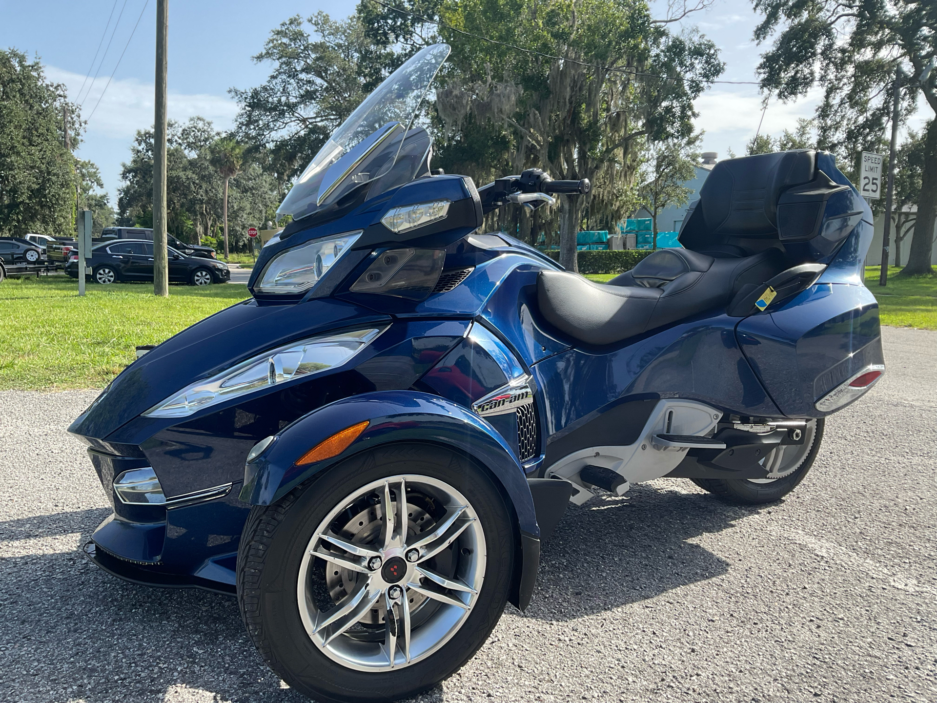 2011 Can-Am Spyder® RT-S SM5 in Sanford, Florida - Photo 6