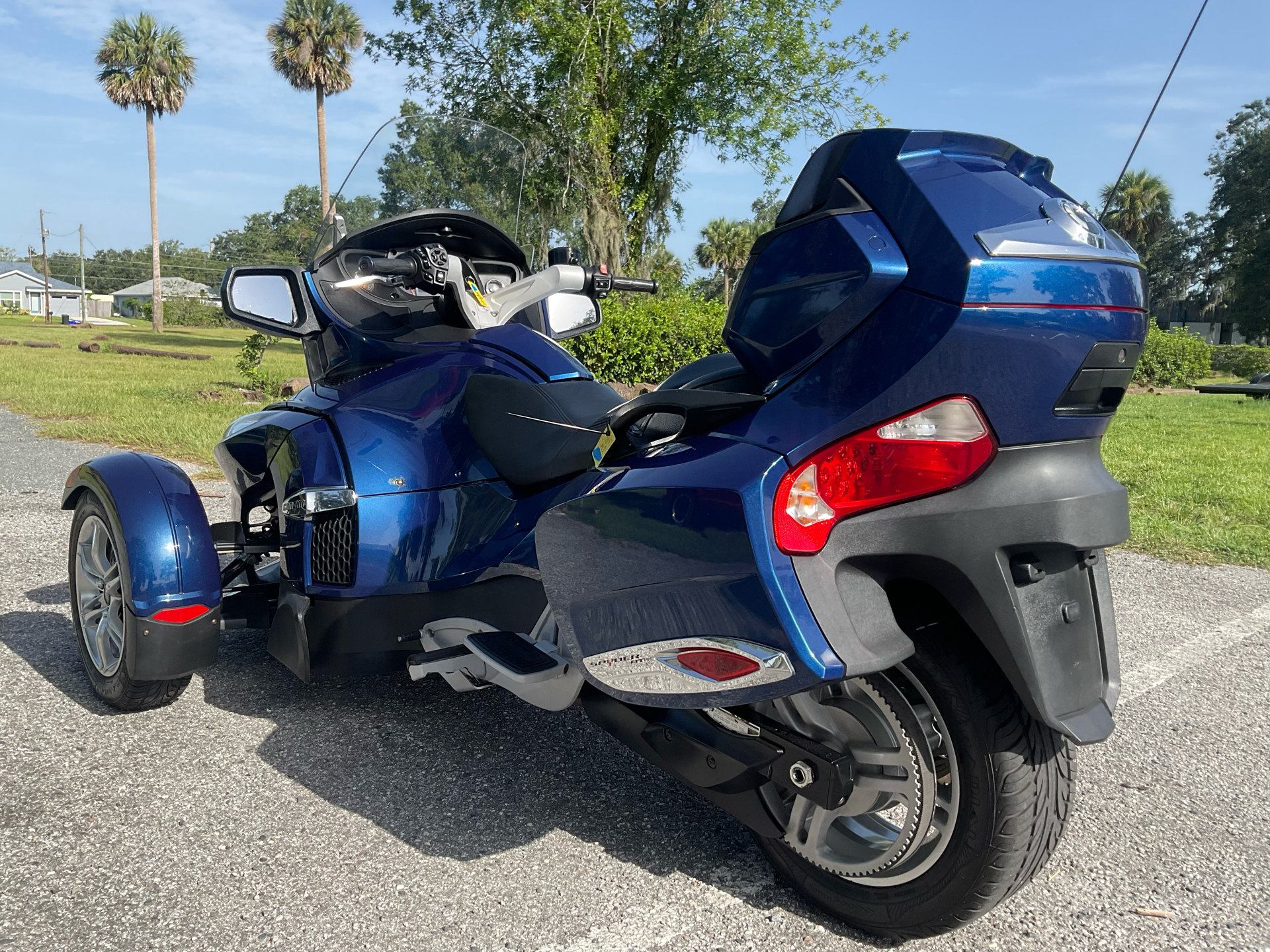 2011 Can-Am Spyder® RT-S SM5 in Sanford, Florida - Photo 8