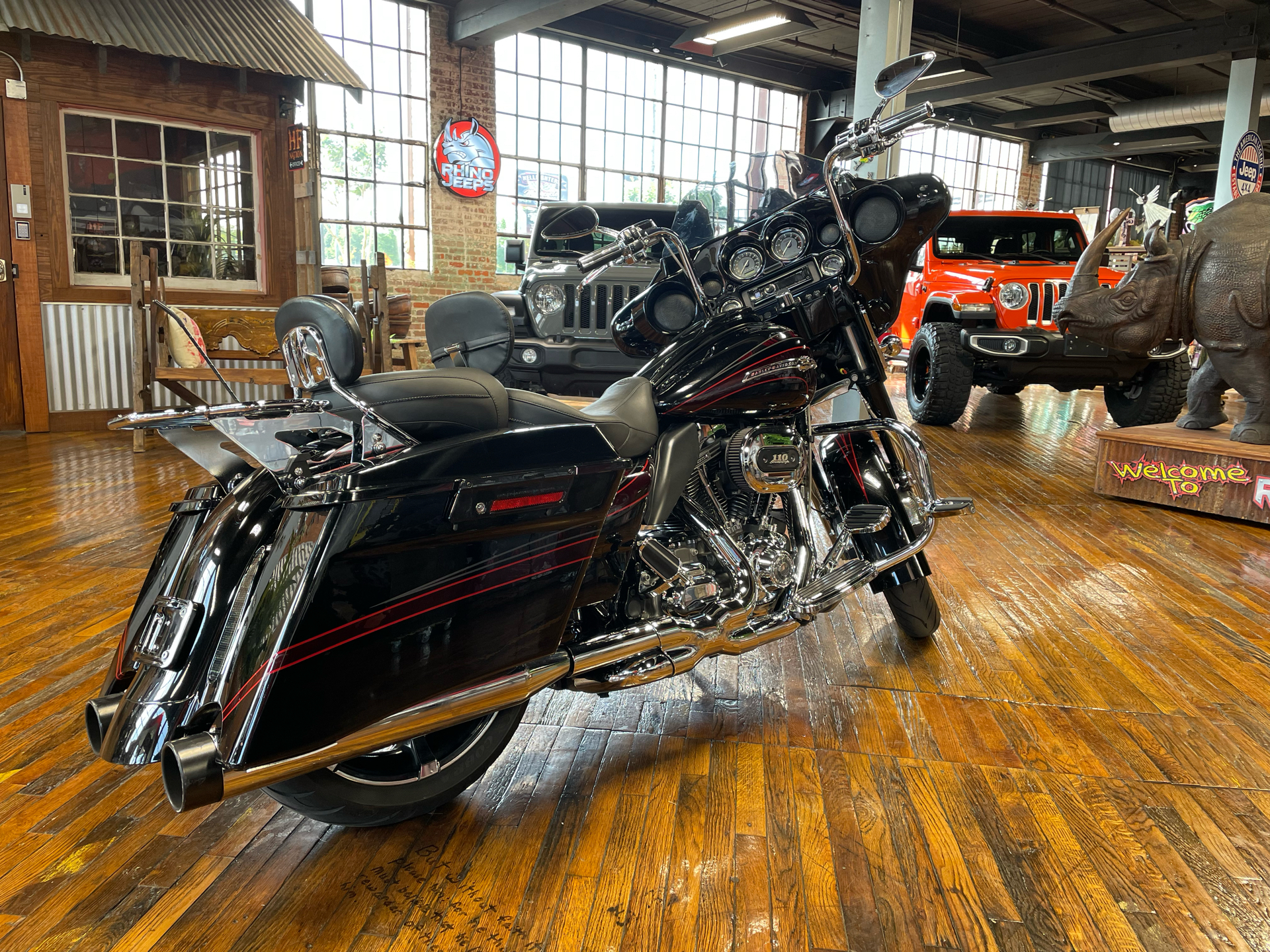 2011 Harley-Davidson CVO™ Street Glide® in Laurel, Mississippi - Photo 2