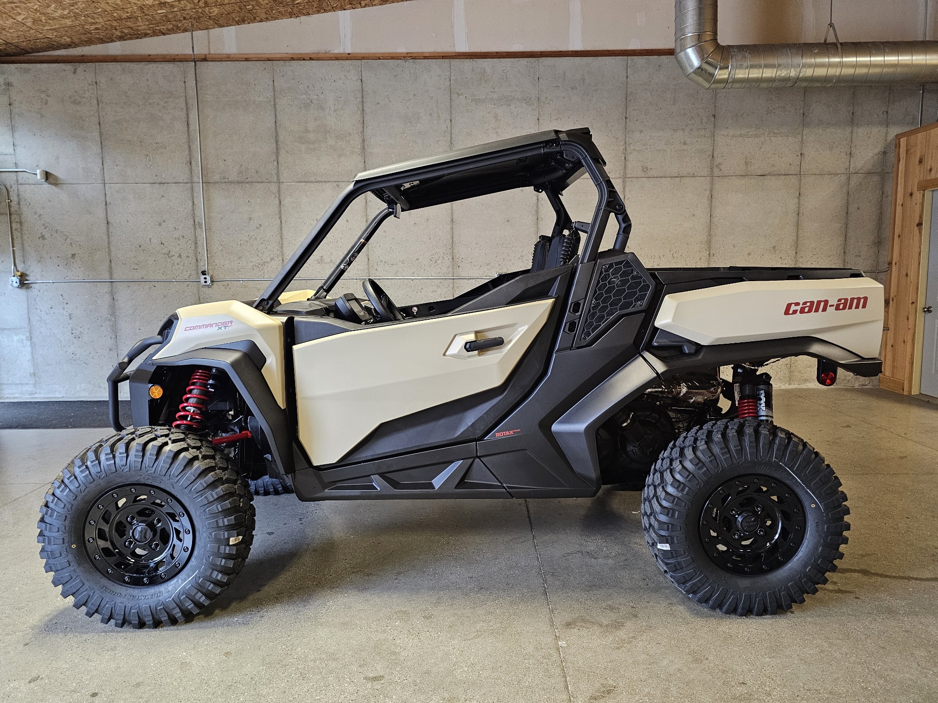 2024 Can-Am Commander XT-P in Cement City, Michigan - Photo 1