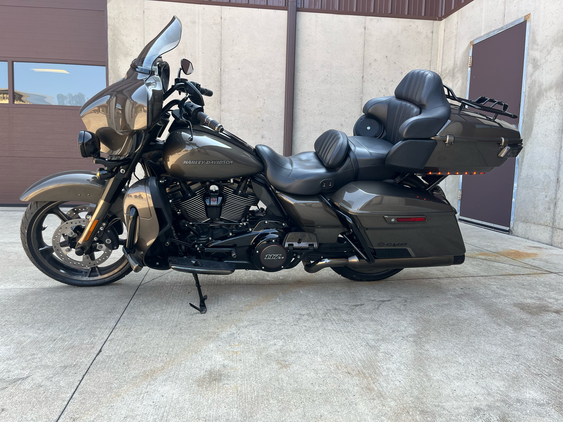 2021 Harley-Davidson CVO™ Limited in Cement City, Michigan - Photo 3