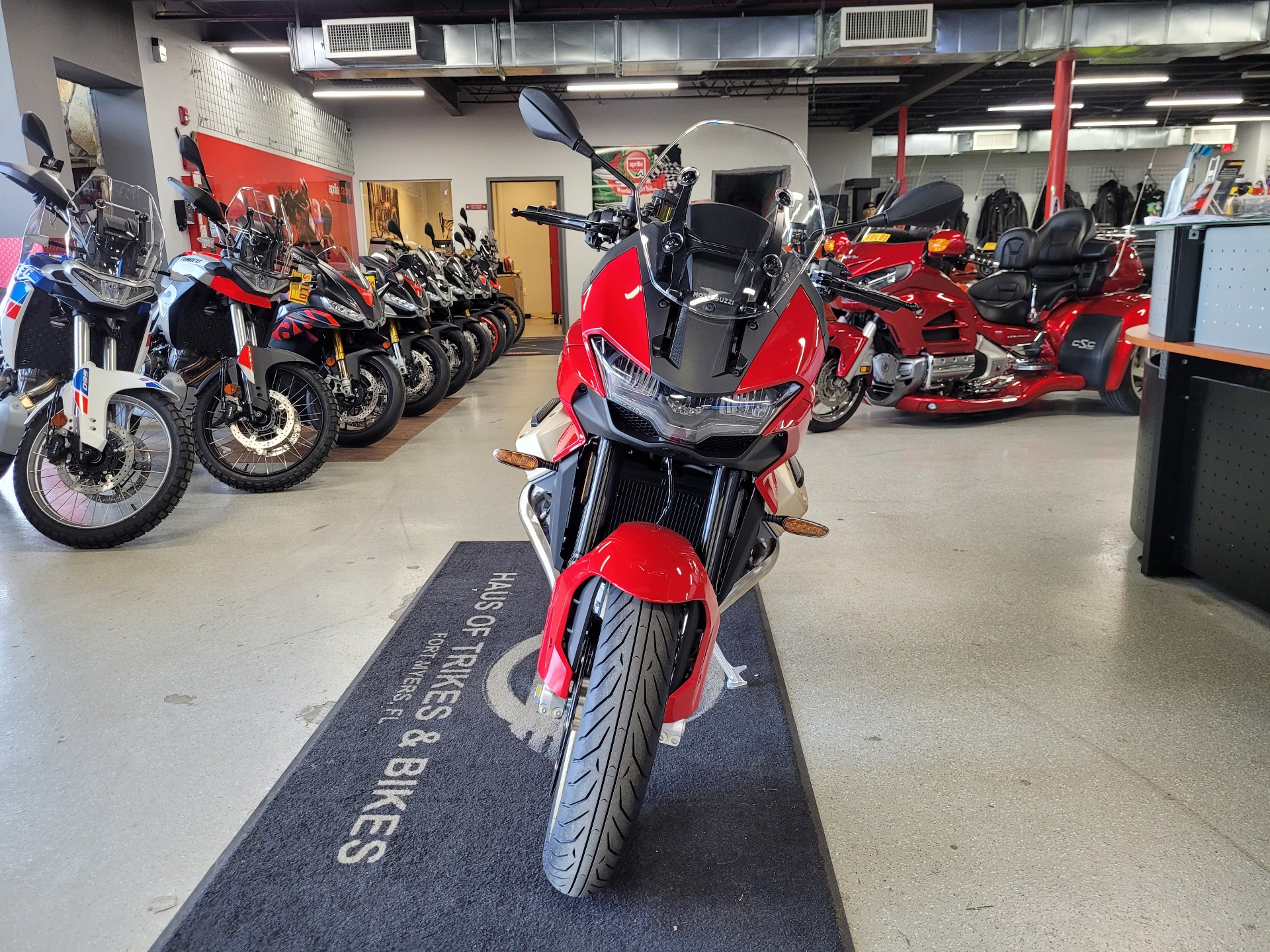 2023 Moto Guzzi V100 Mandello in Fort Myers, Florida - Photo 3
