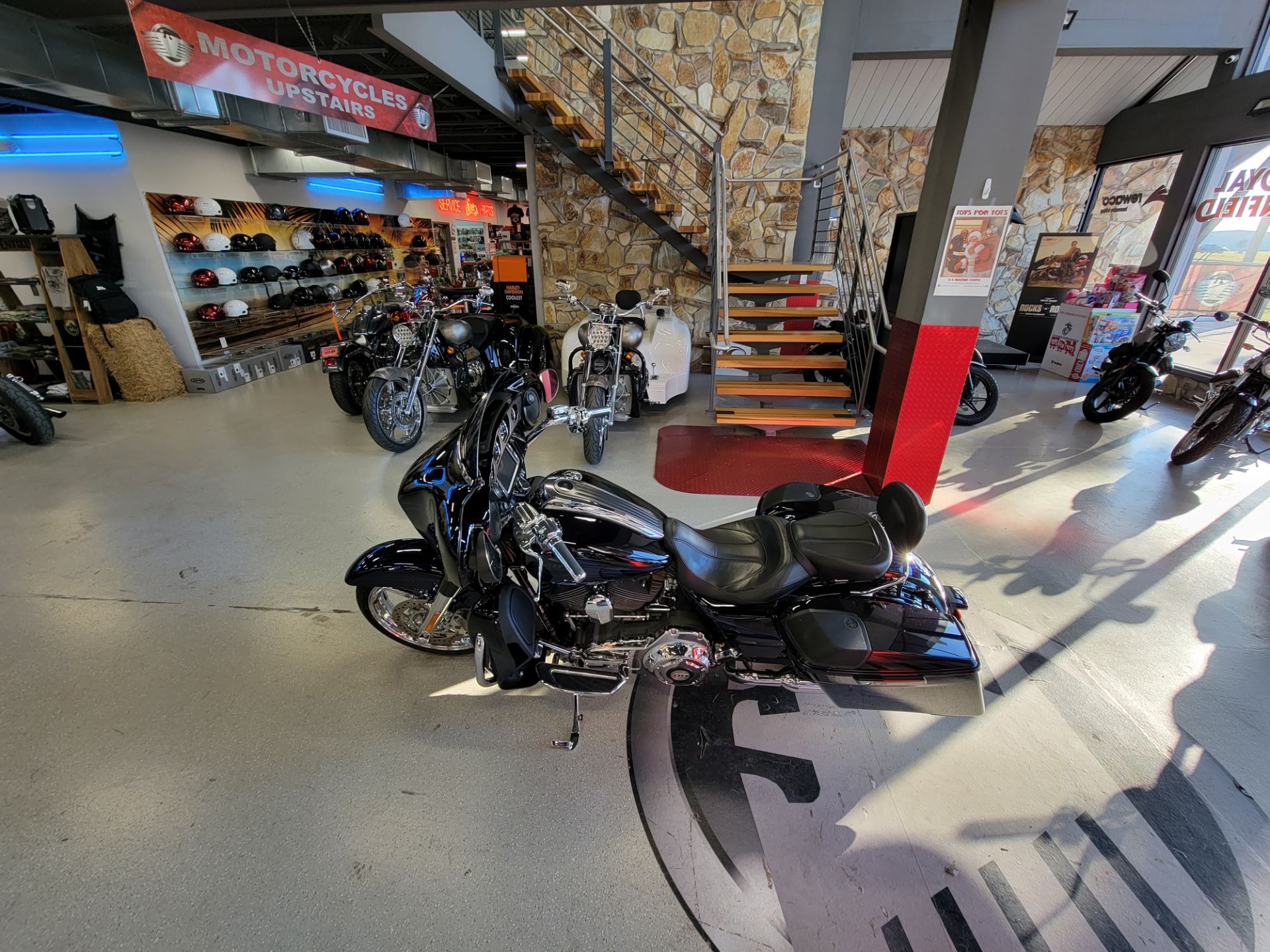 2016 Harley-Davidson CVO™ Street Glide® in Fort Myers, Florida - Photo 3