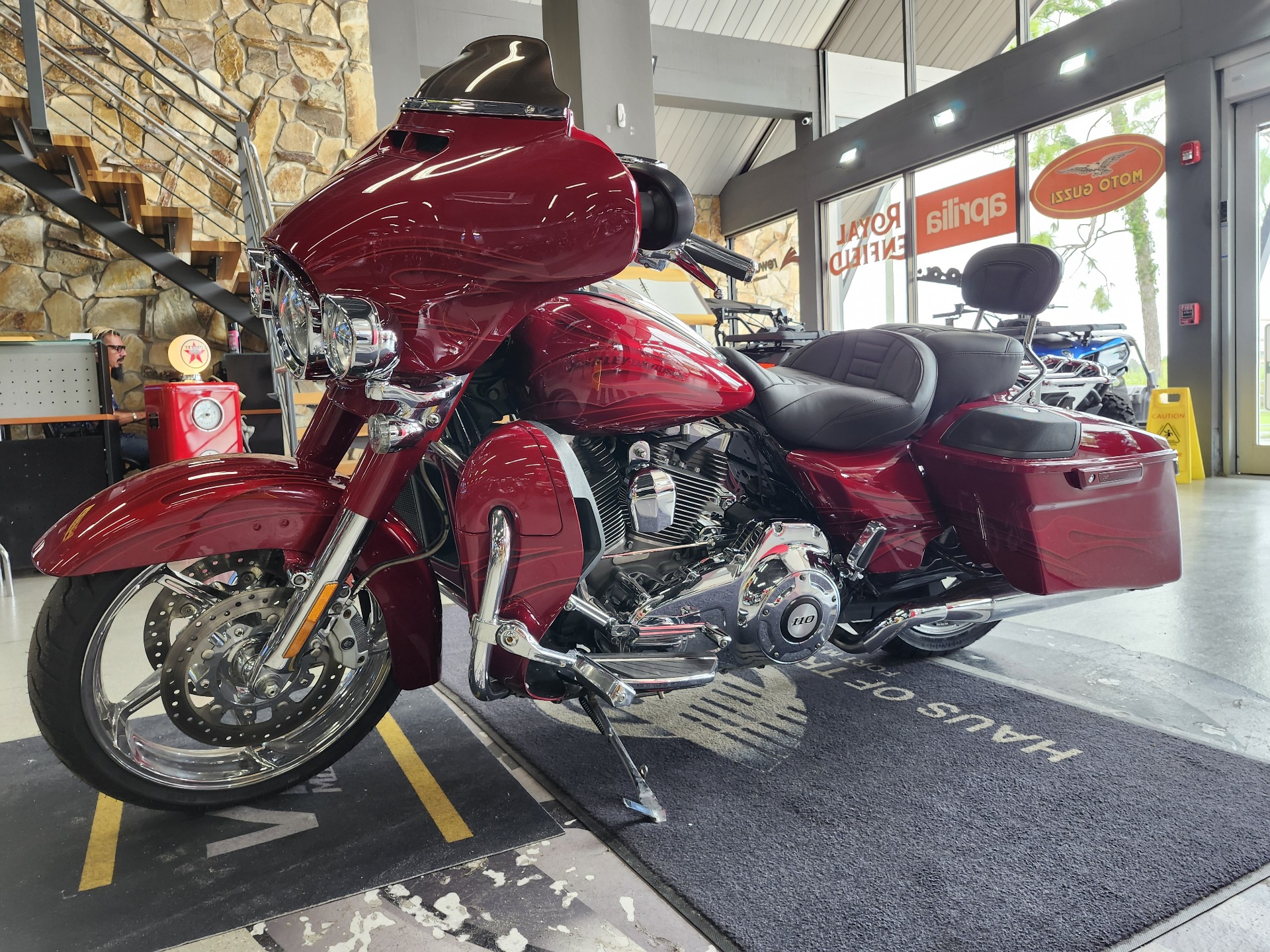 2016 Harley-Davidson CVO™ Street Glide® in Fort Myers, Florida - Photo 2