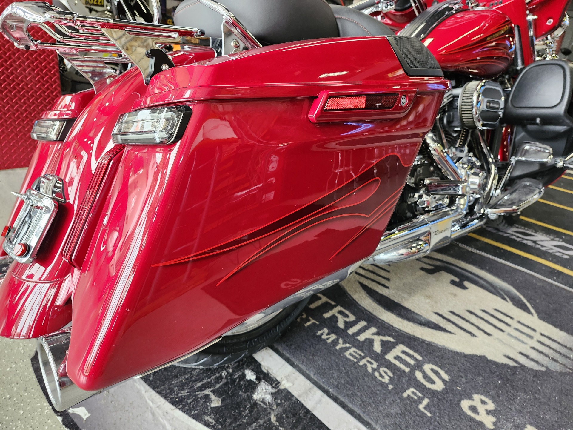 2016 Harley-Davidson CVO™ Street Glide® in Fort Myers, Florida - Photo 4