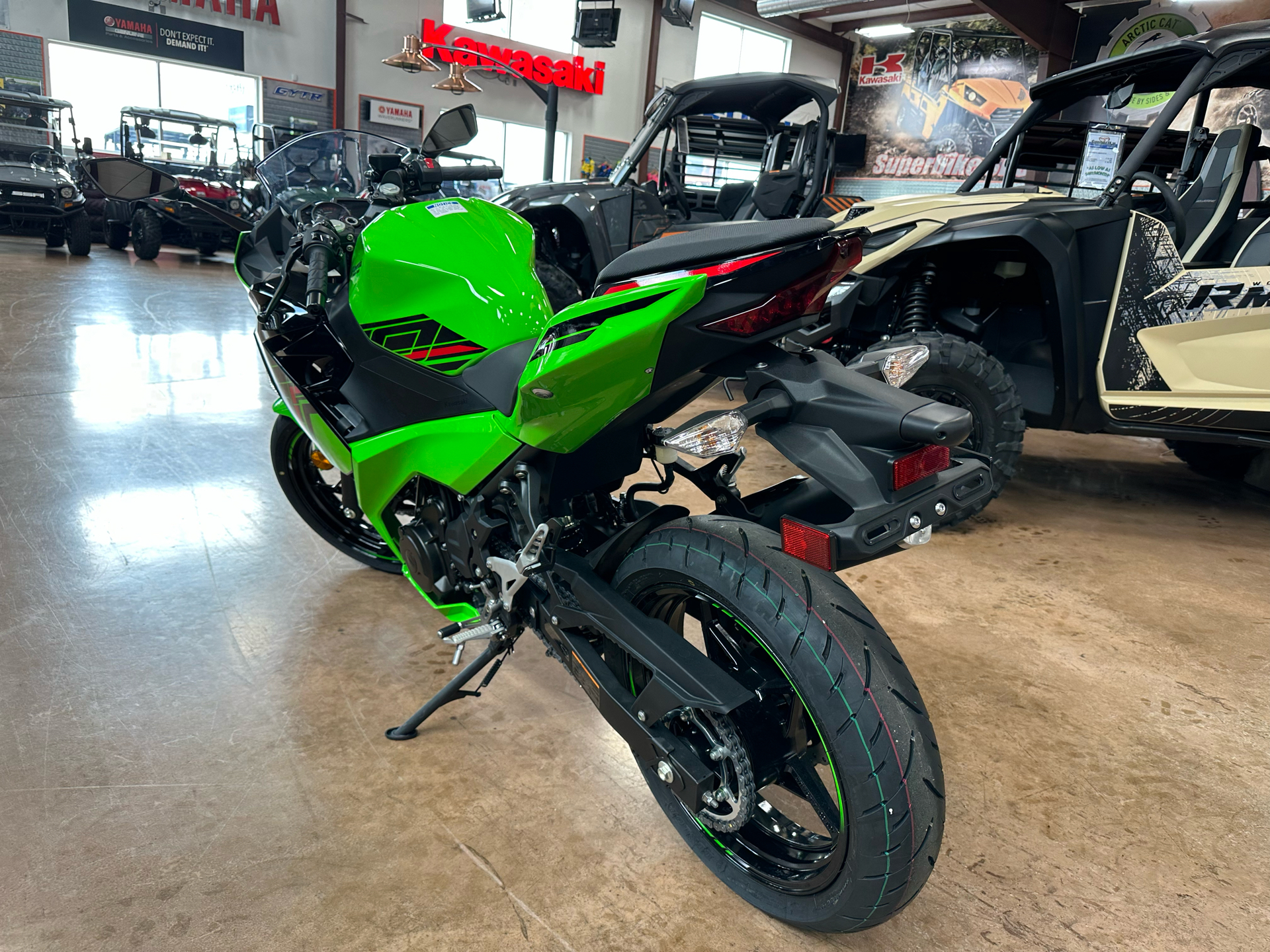 2023 Kawasaki Ninja 400 KRT Edition in Evansville, Indiana - Photo 5