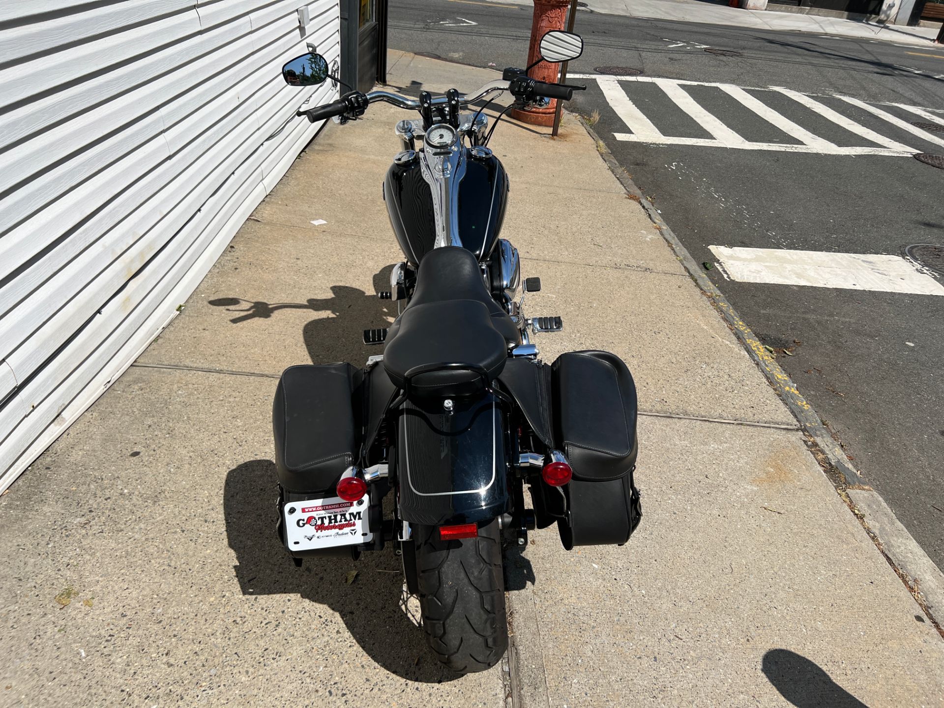 2010 Harley-Davidson Dyna® Wide Glide® in Staten Island, New York - Photo 4