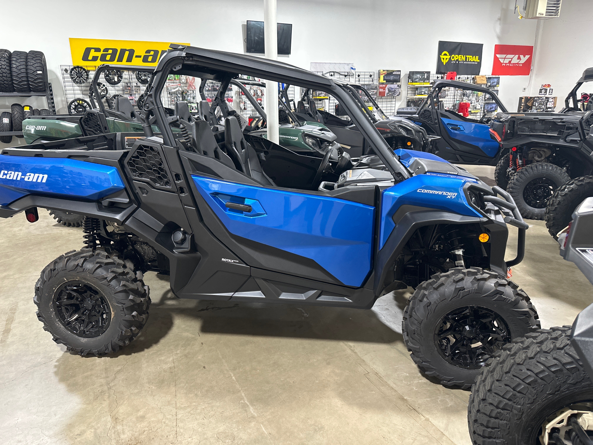2023 Can-Am Commander XT 700 in Eugene, Oregon - Photo 1