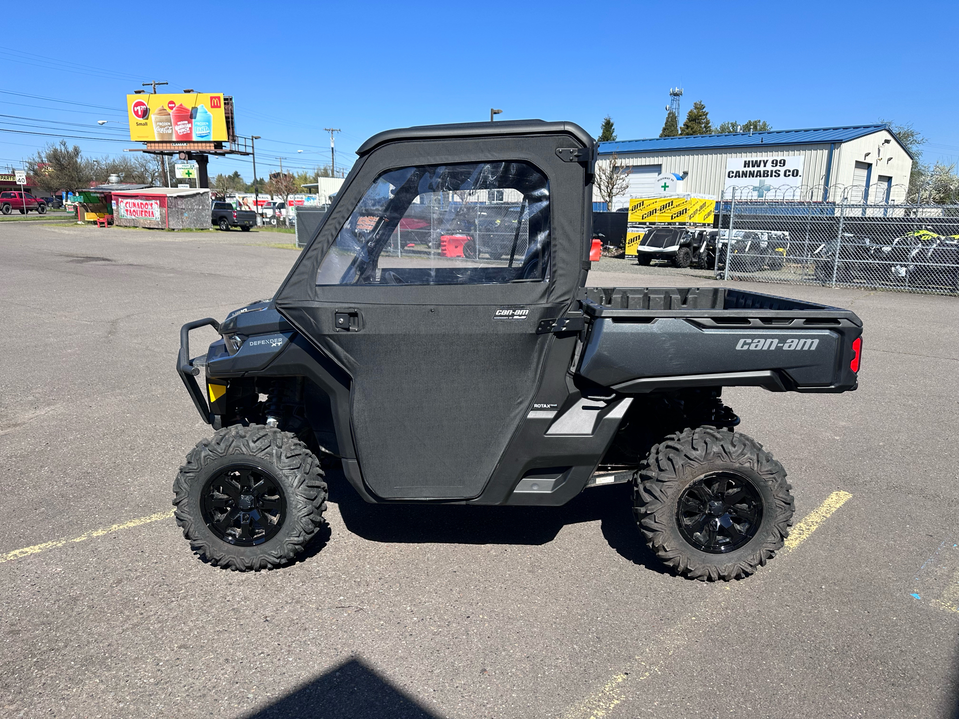 2022 Can-Am Defender XT HD10 in Eugene, Oregon - Photo 2
