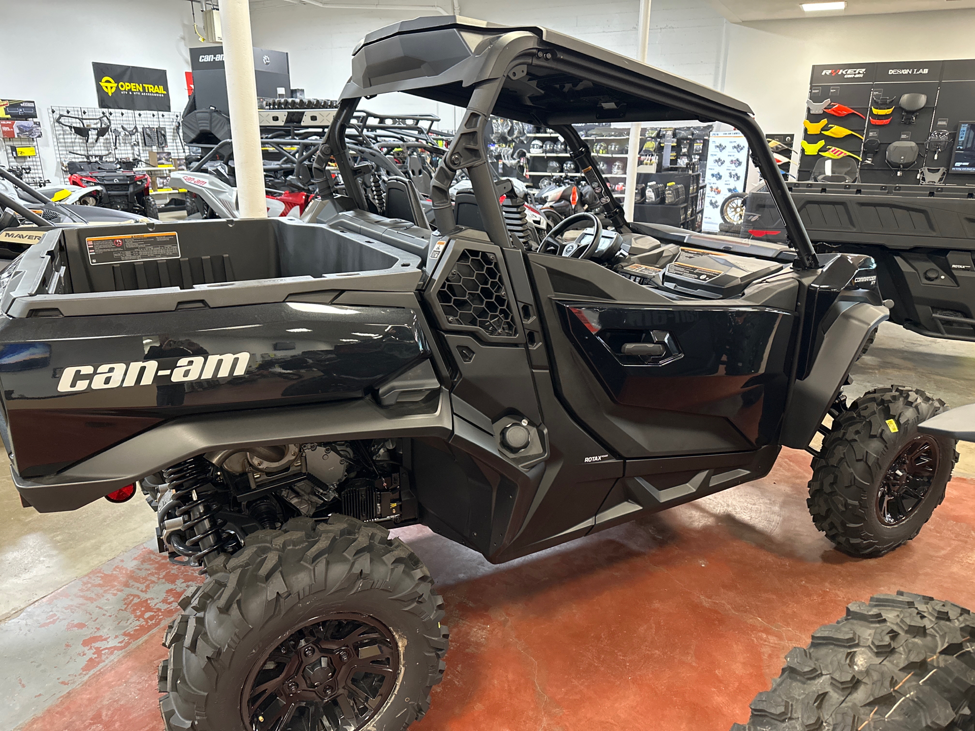 2023 Can-Am Commander XT 1000R in Eugene, Oregon - Photo 2