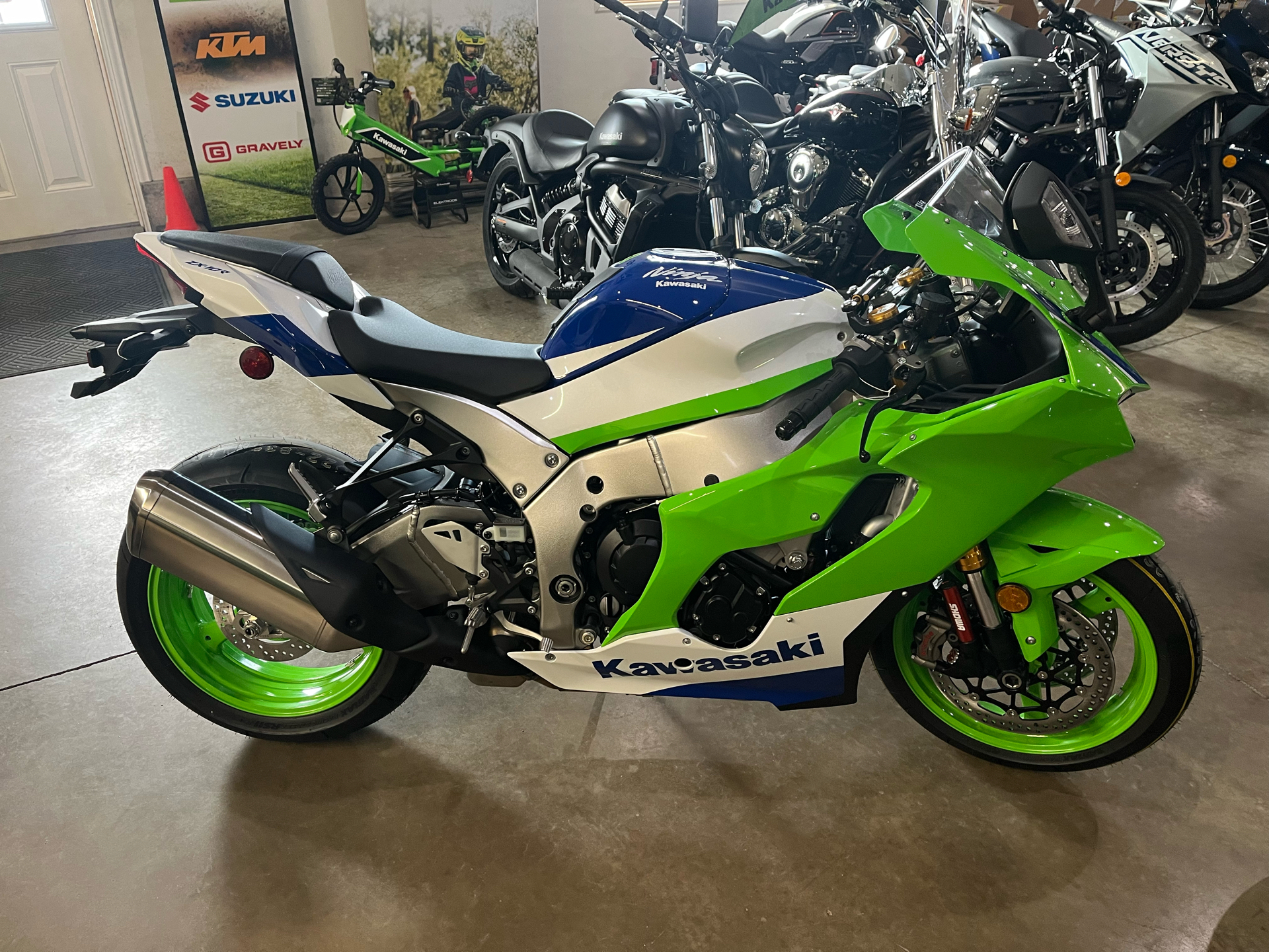 2024 Kawasaki Ninja ZX-10R 40th Anniversary Edition ABS in West Burlington, Iowa - Photo 2