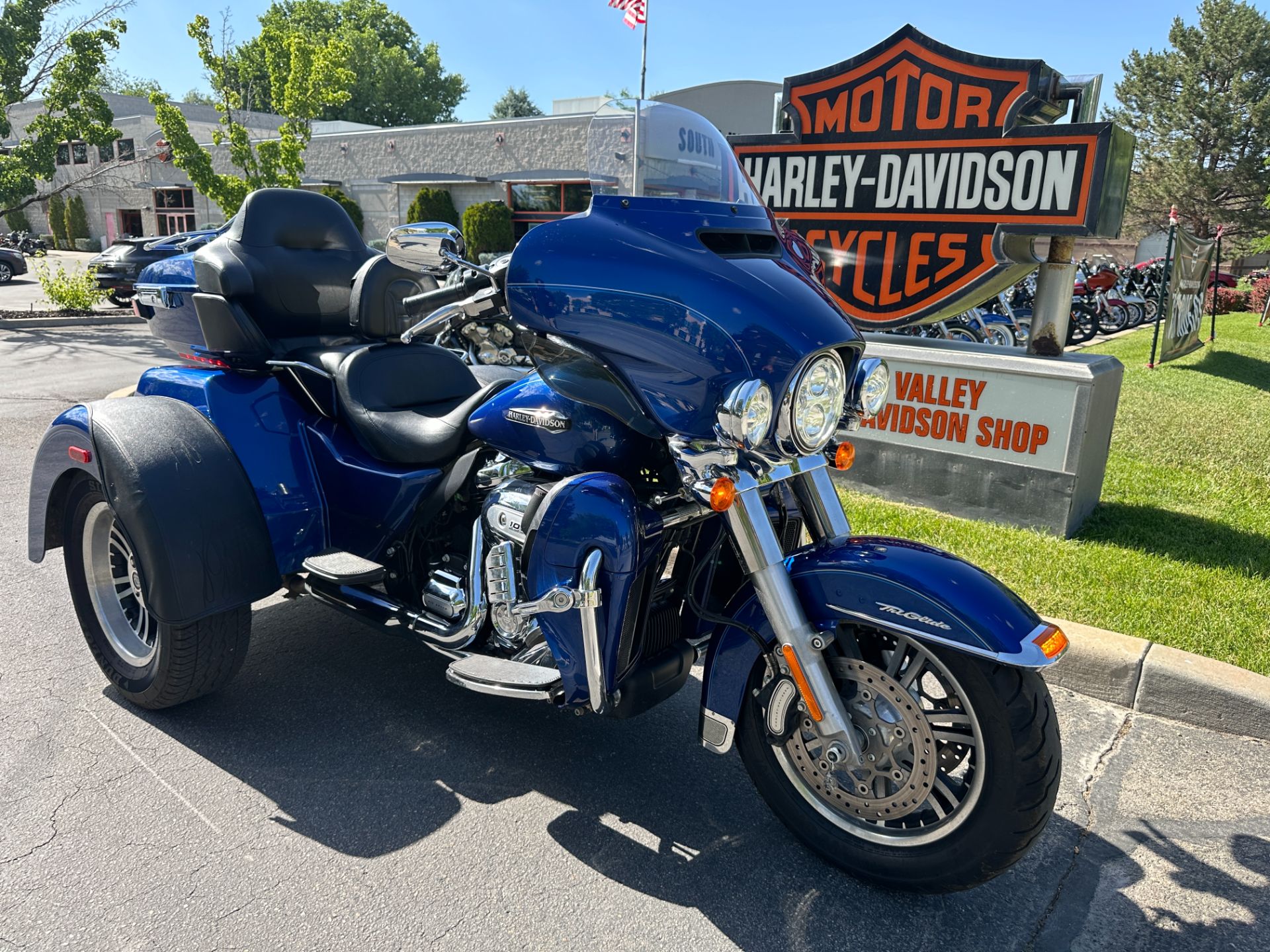 2017 Harley-Davidson Tri Glide® Ultra in Sandy, Utah - Photo 2
