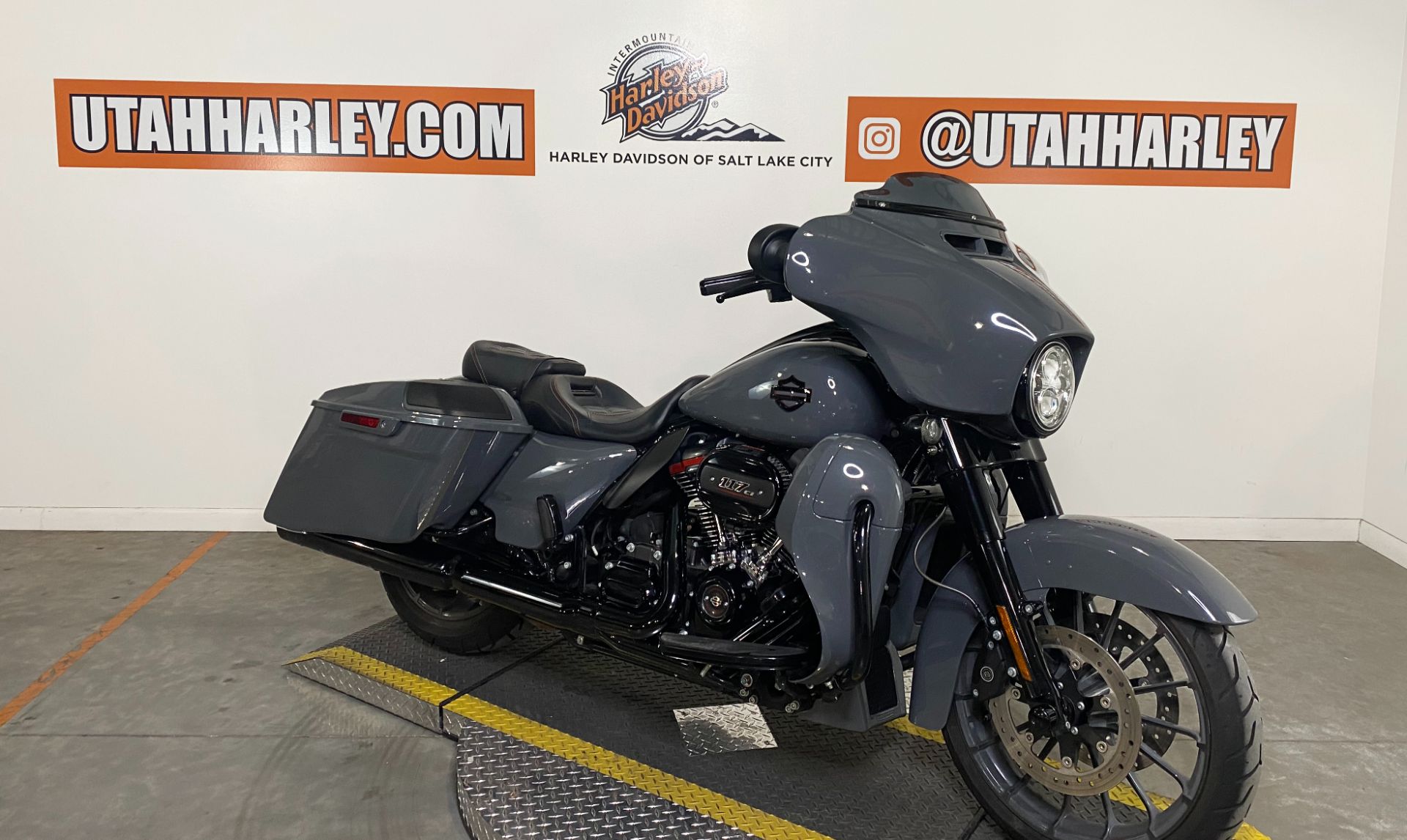 2018 Harley-Davidson CVO™ Street Glide® in Salt Lake City, Utah - Photo 2