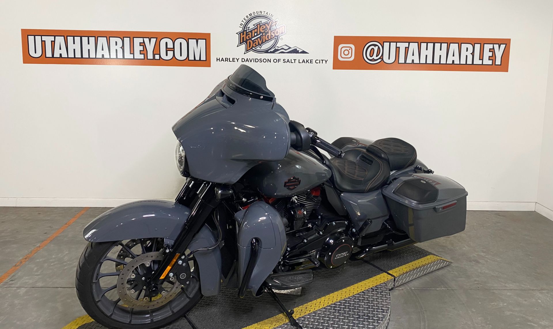 2018 Harley-Davidson CVO™ Street Glide® in Salt Lake City, Utah - Photo 4