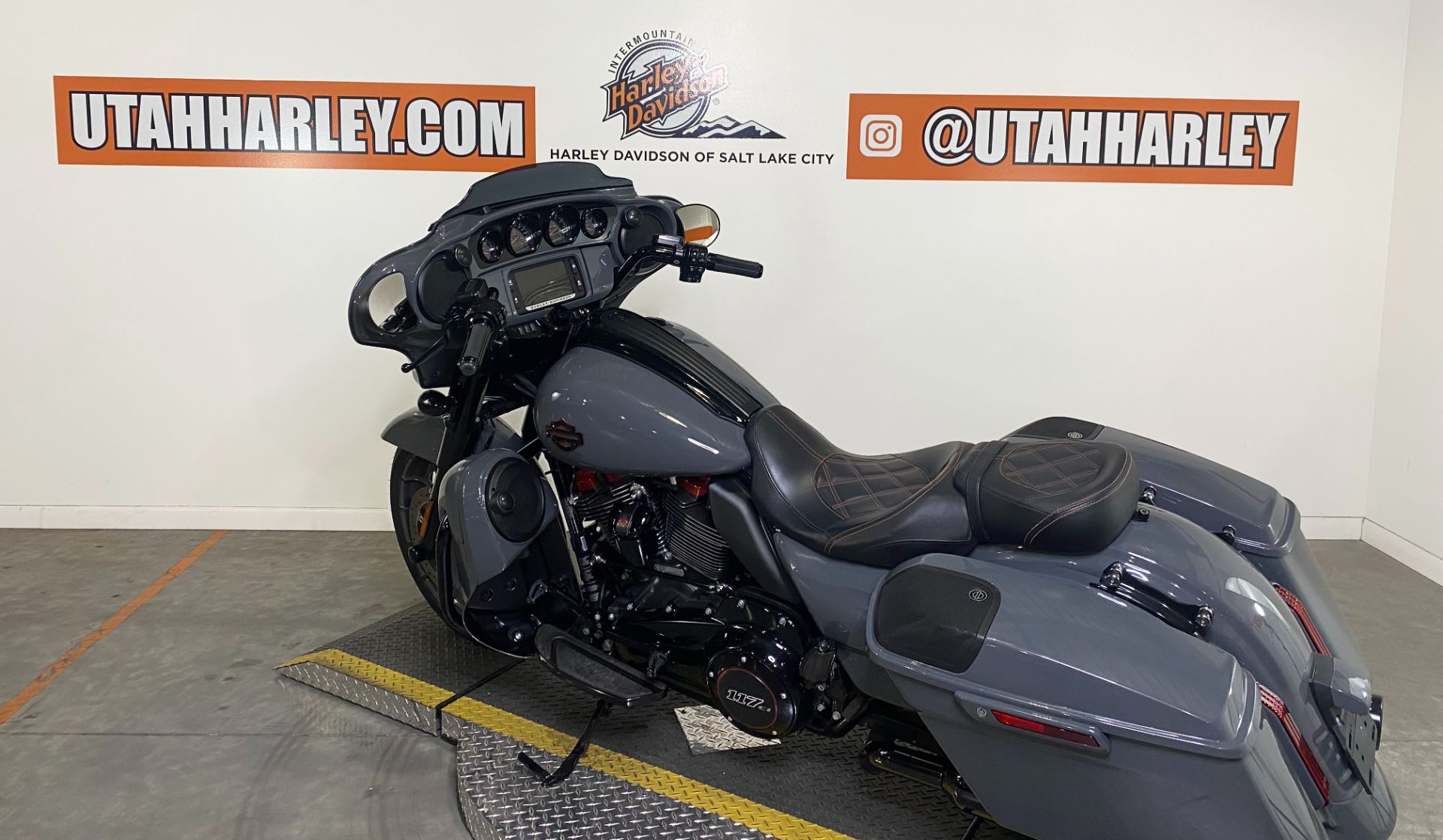 2018 Harley-Davidson CVO™ Street Glide® in Salt Lake City, Utah - Photo 6