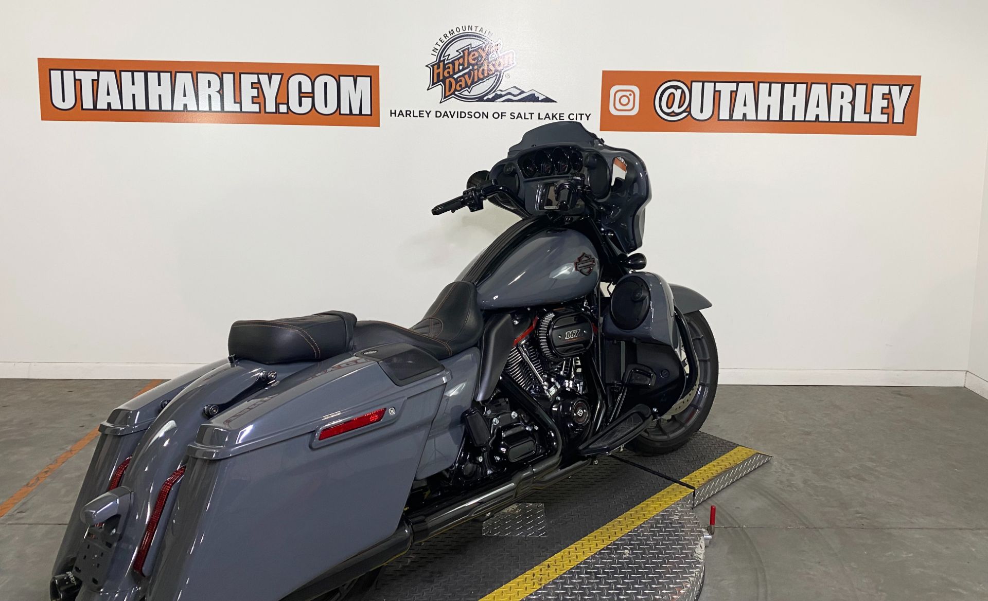 2018 Harley-Davidson CVO™ Street Glide® in Salt Lake City, Utah - Photo 8