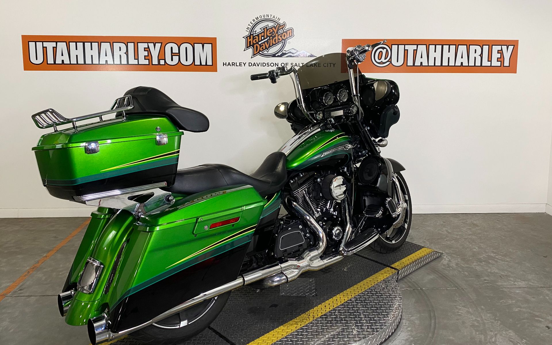 2011 Harley-Davidson CVO™ Street Glide® in Salt Lake City, Utah - Photo 8