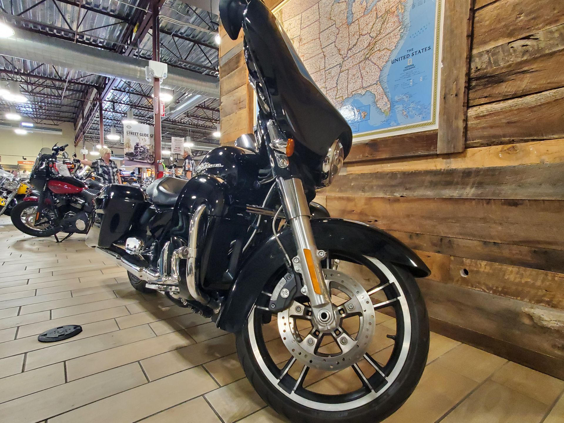 2017 Harley-Davidson Street Glide® Special in Riverdale, Utah - Photo 2