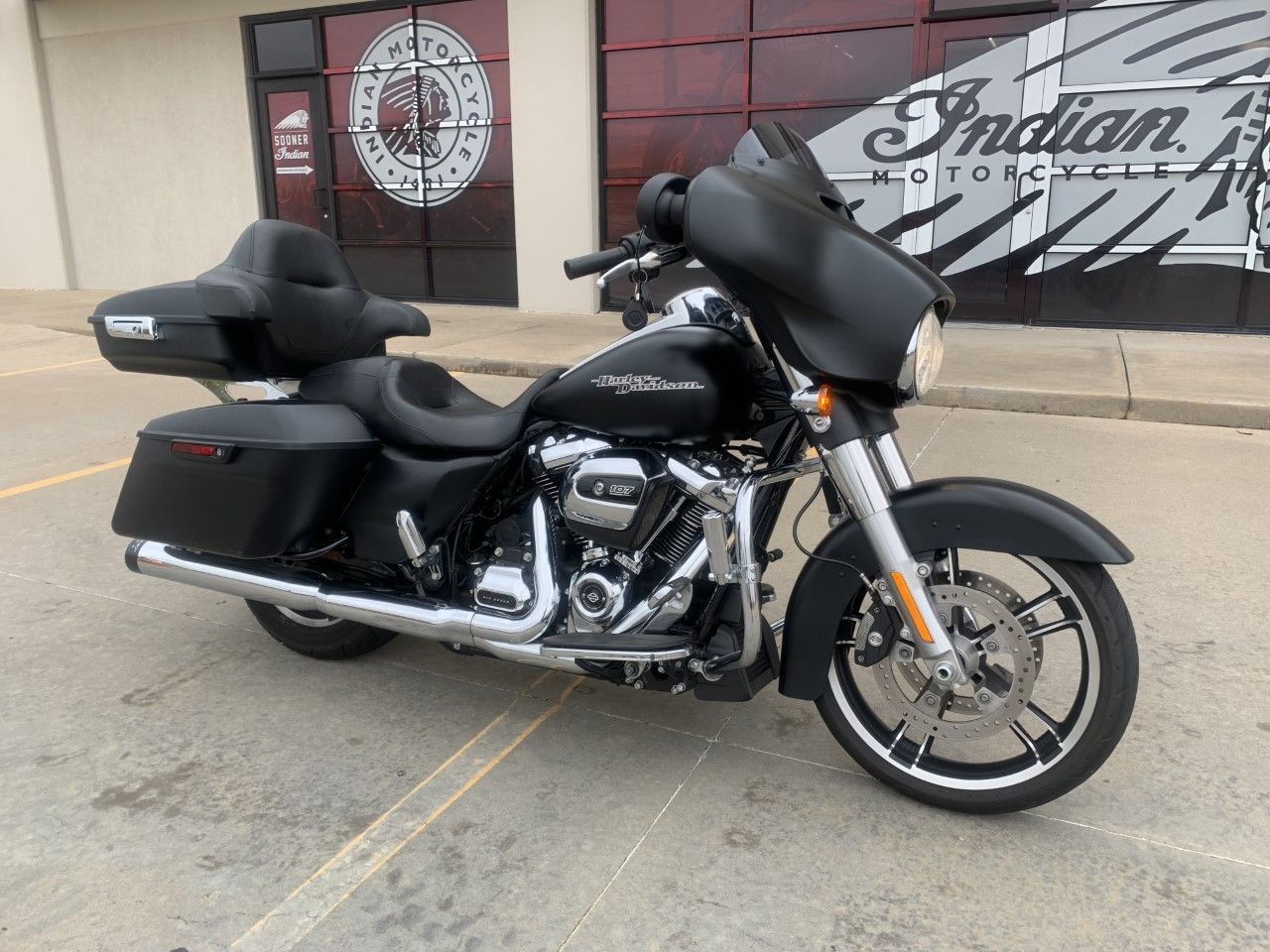 2017 Harley-Davidson Street Glide® Special in Norman, Oklahoma - Photo 2