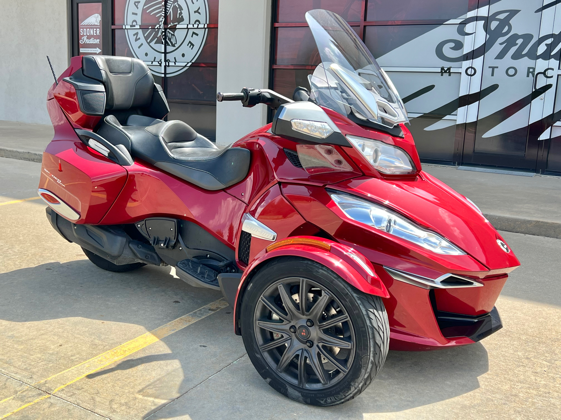 2015 Can-Am Spyder® RT-S SM6 in Norman, Oklahoma - Photo 2