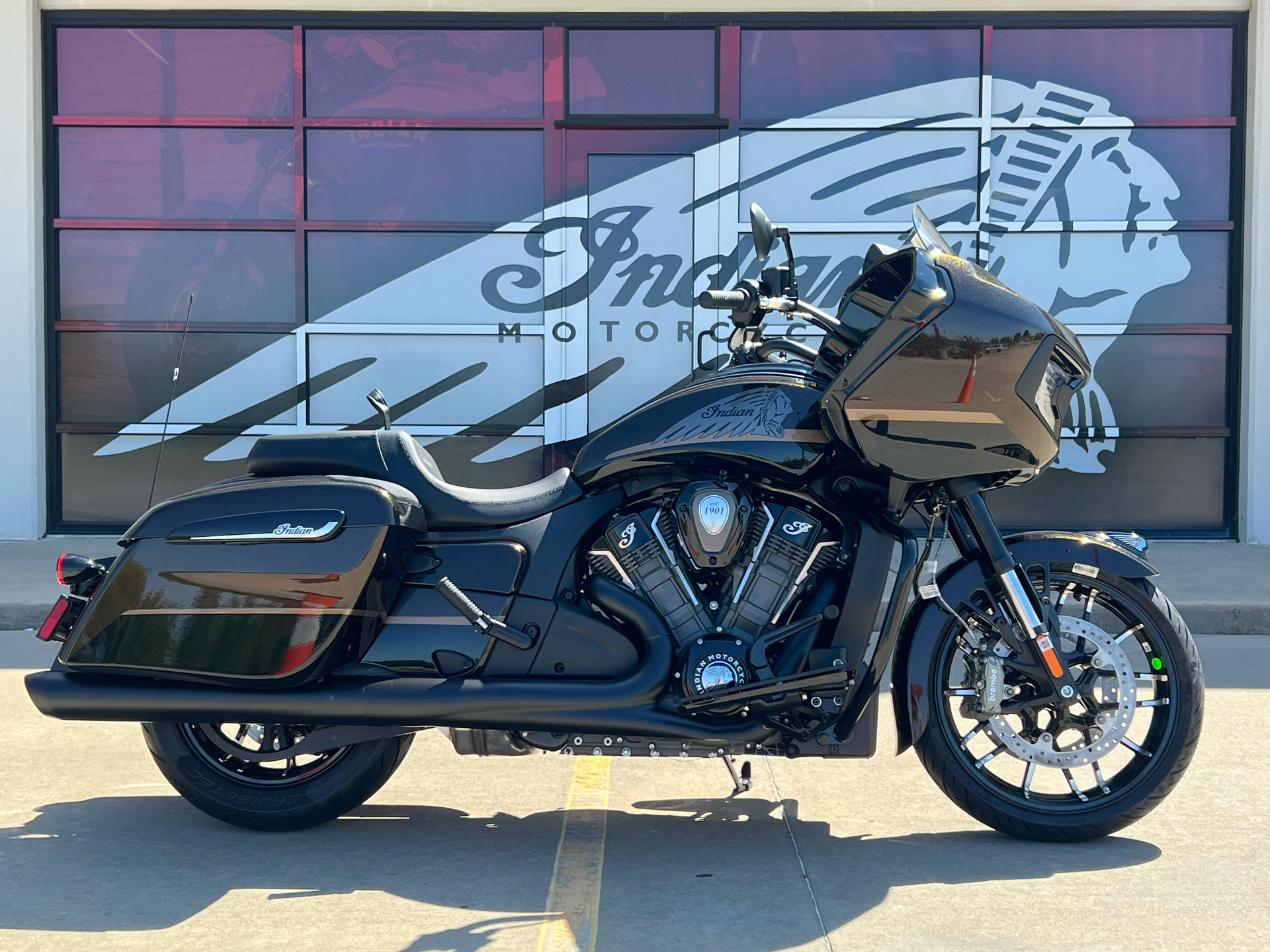 2024 Indian Motorcycle Challenger® Dark Horse® Icon with PowerBand Audio Package in Norman, Oklahoma - Photo 1