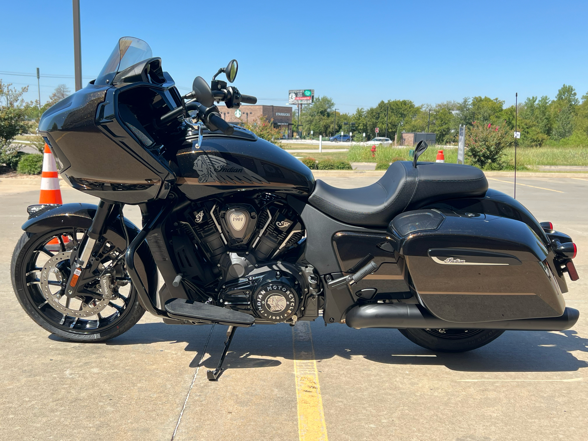 2024 Indian Motorcycle Challenger® Dark Horse® Icon with PowerBand Audio Package in Norman, Oklahoma - Photo 5