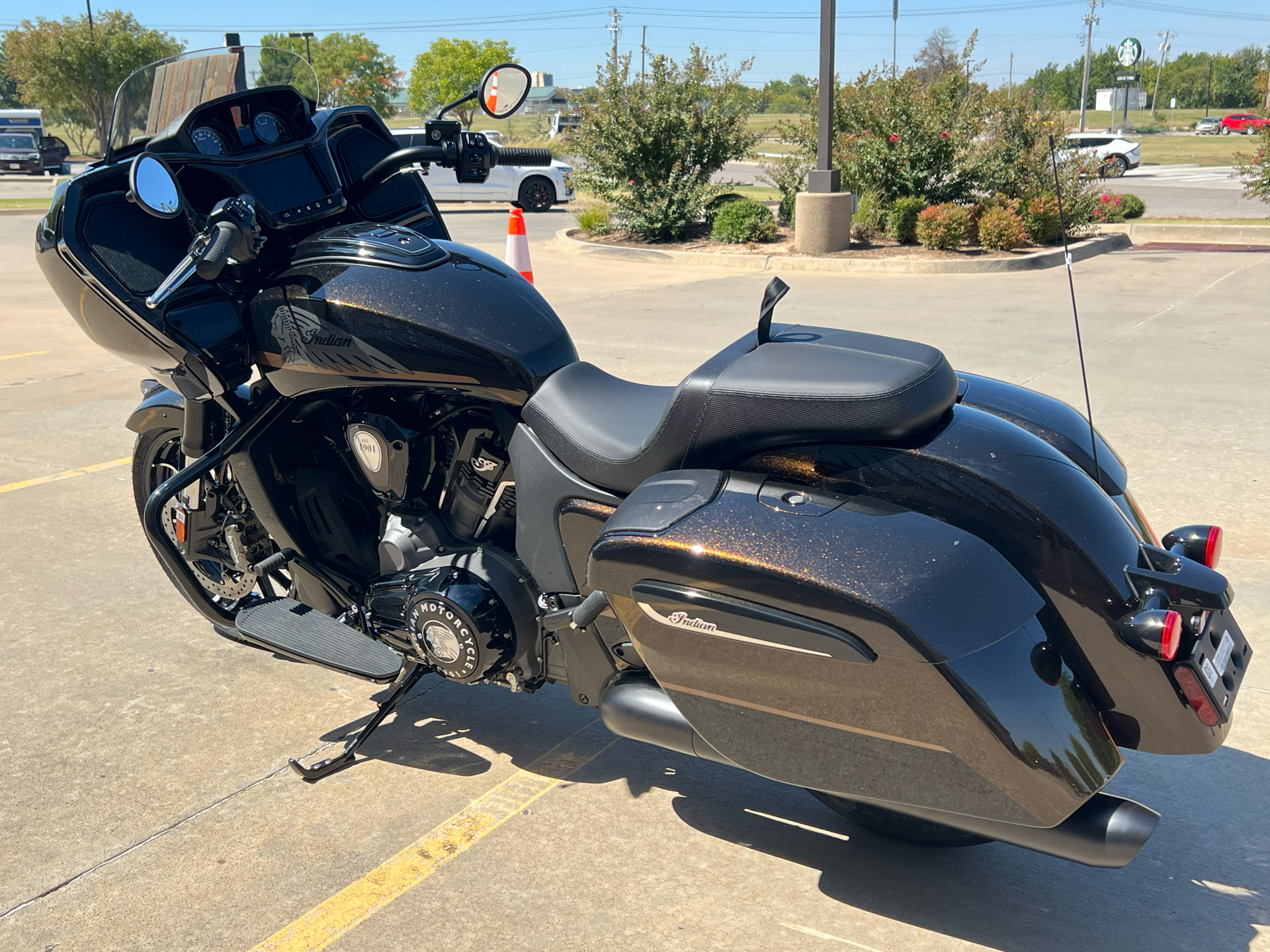 2024 Indian Motorcycle Challenger® Dark Horse® Icon with PowerBand Audio Package in Norman, Oklahoma - Photo 6