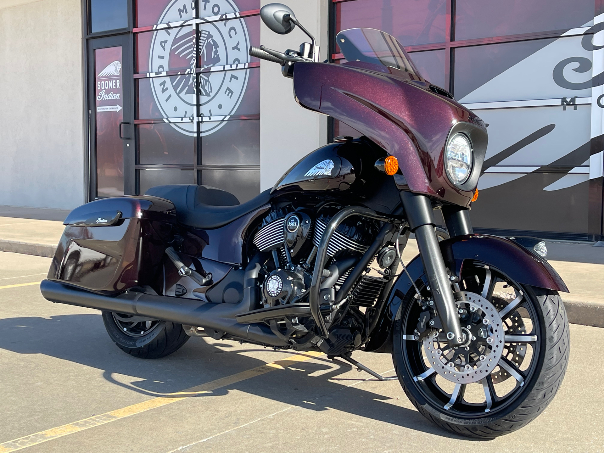 2021 Indian Motorcycle Chieftain® Dark Horse® Icon in Norman, Oklahoma - Photo 2