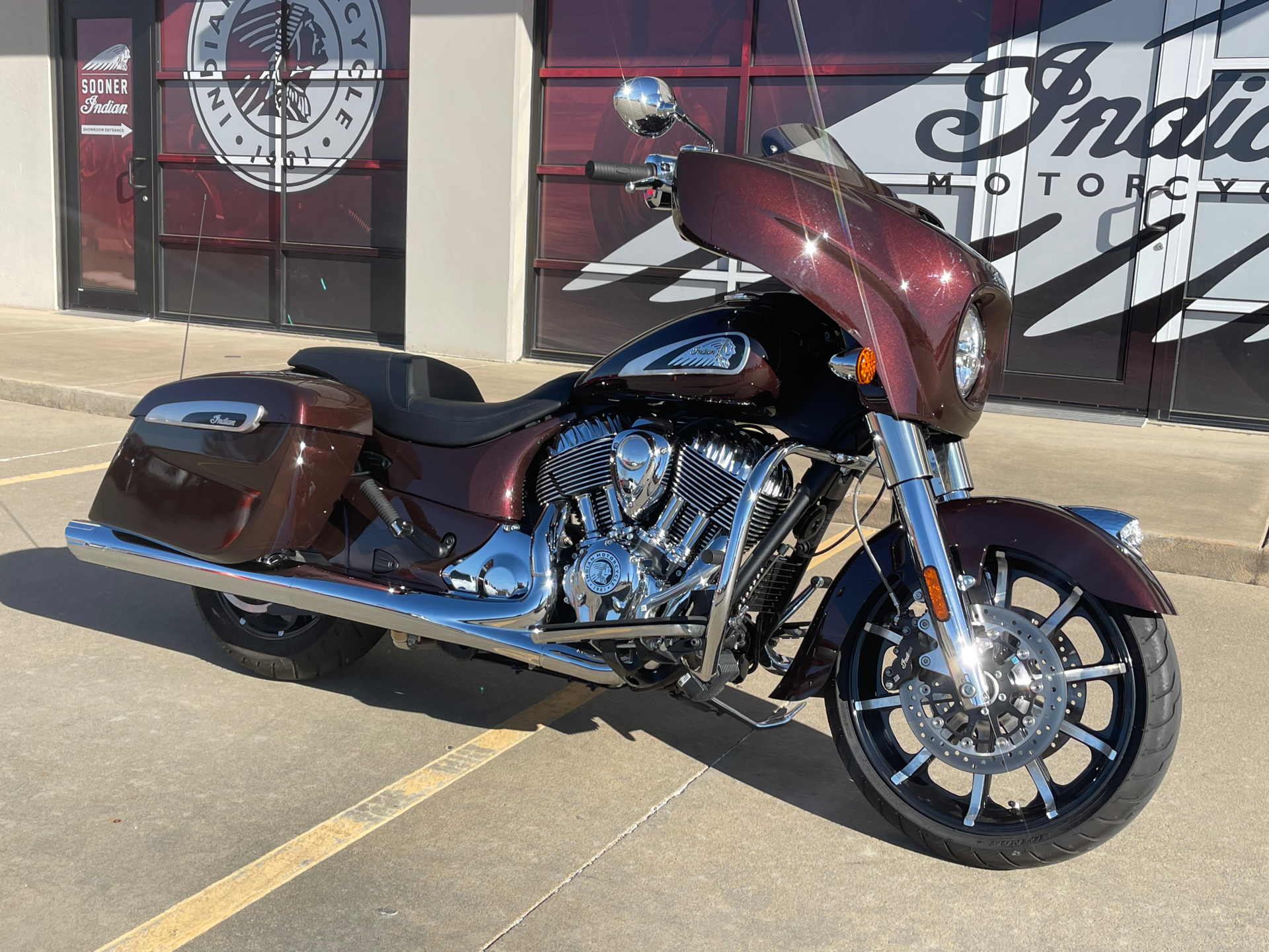 2019 Indian Motorcycle Chieftain® Limited ABS in Norman, Oklahoma - Photo 2