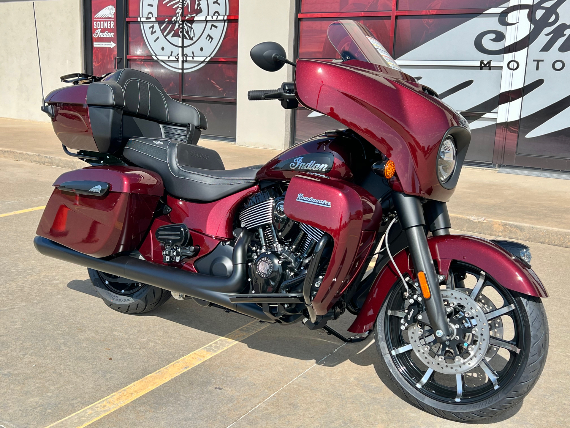 2024 Indian Motorcycle Roadmaster® Dark Horse® in Norman, Oklahoma - Photo 2