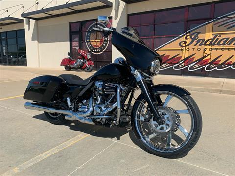 2016 Harley-Davidson Street Glide® in Norman, Oklahoma - Photo 2