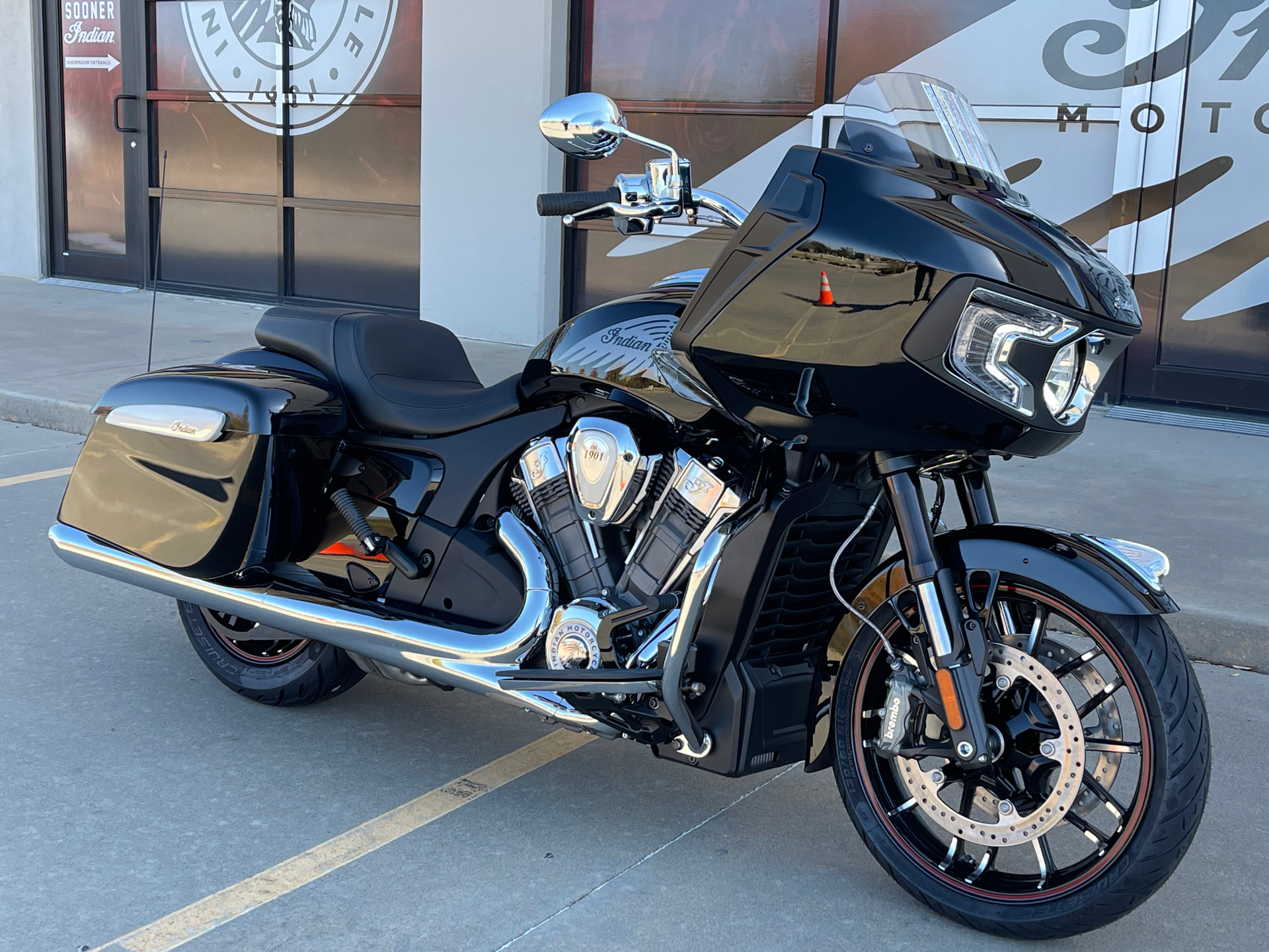 2023 Indian Motorcycle Challenger® Limited in Norman, Oklahoma - Photo 2