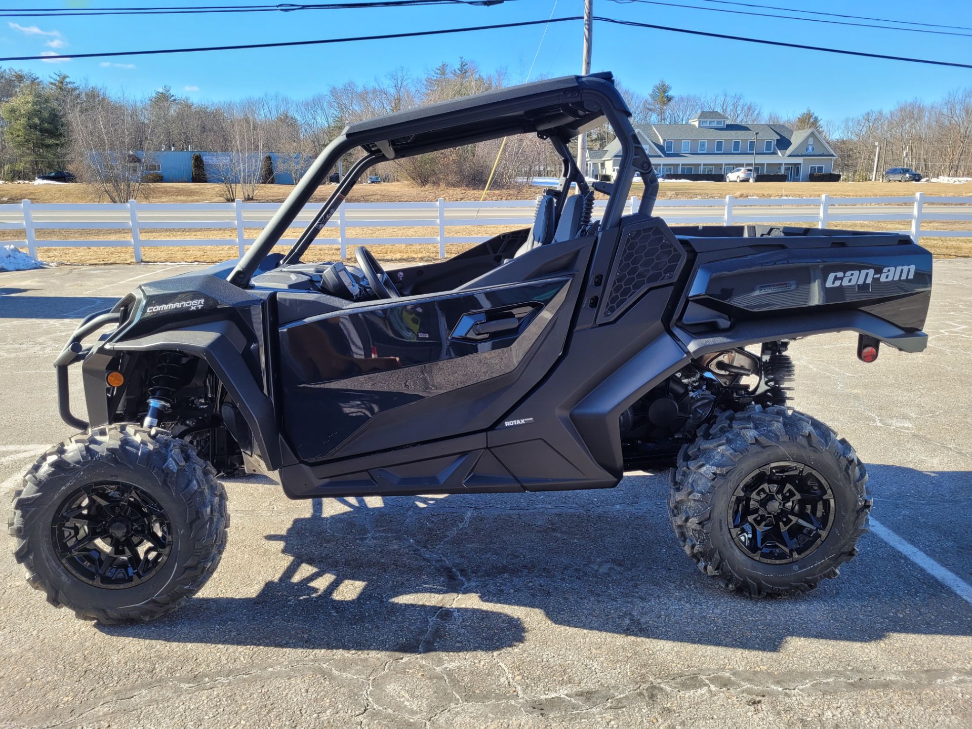 2024 Can-Am Commander XT 700 in Barrington, New Hampshire - Photo 3