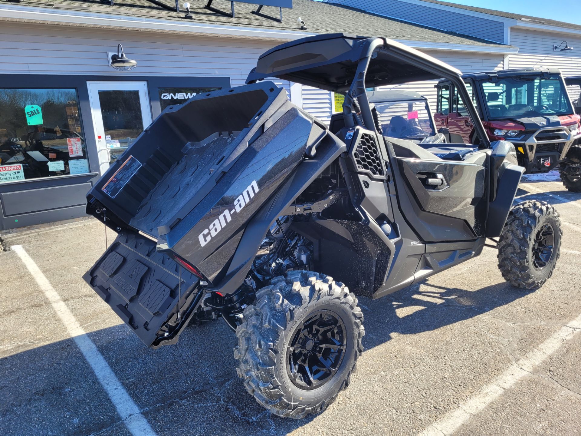 2024 Can-Am Commander XT 700 in Barrington, New Hampshire - Photo 5