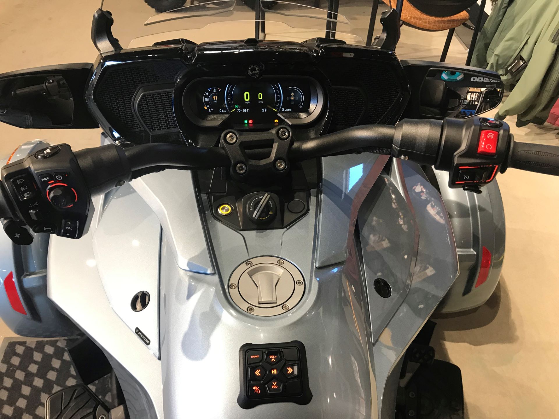 2022 Can-Am Spyder F3 Limited in Barrington, New Hampshire - Photo 4