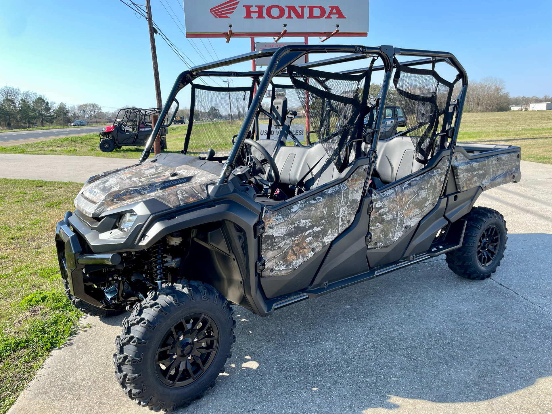 2024 Honda Pioneer 1000-6 Deluxe Crew in Lafayette, Louisiana - Photo 2