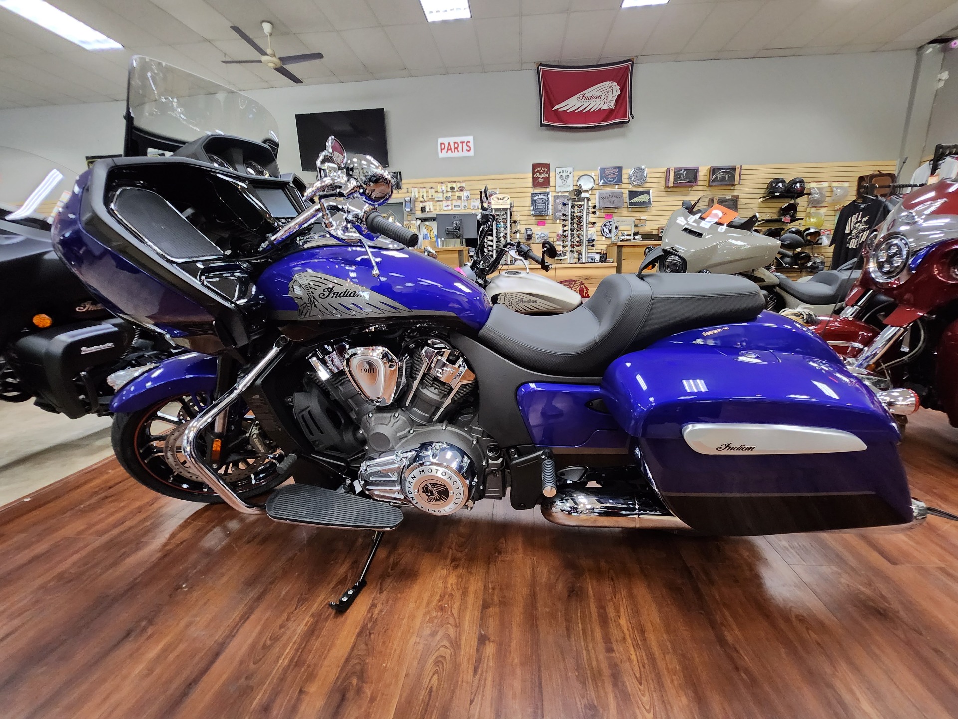 2023 Indian Motorcycle Challenger® Limited in Mineola, New York - Photo 2