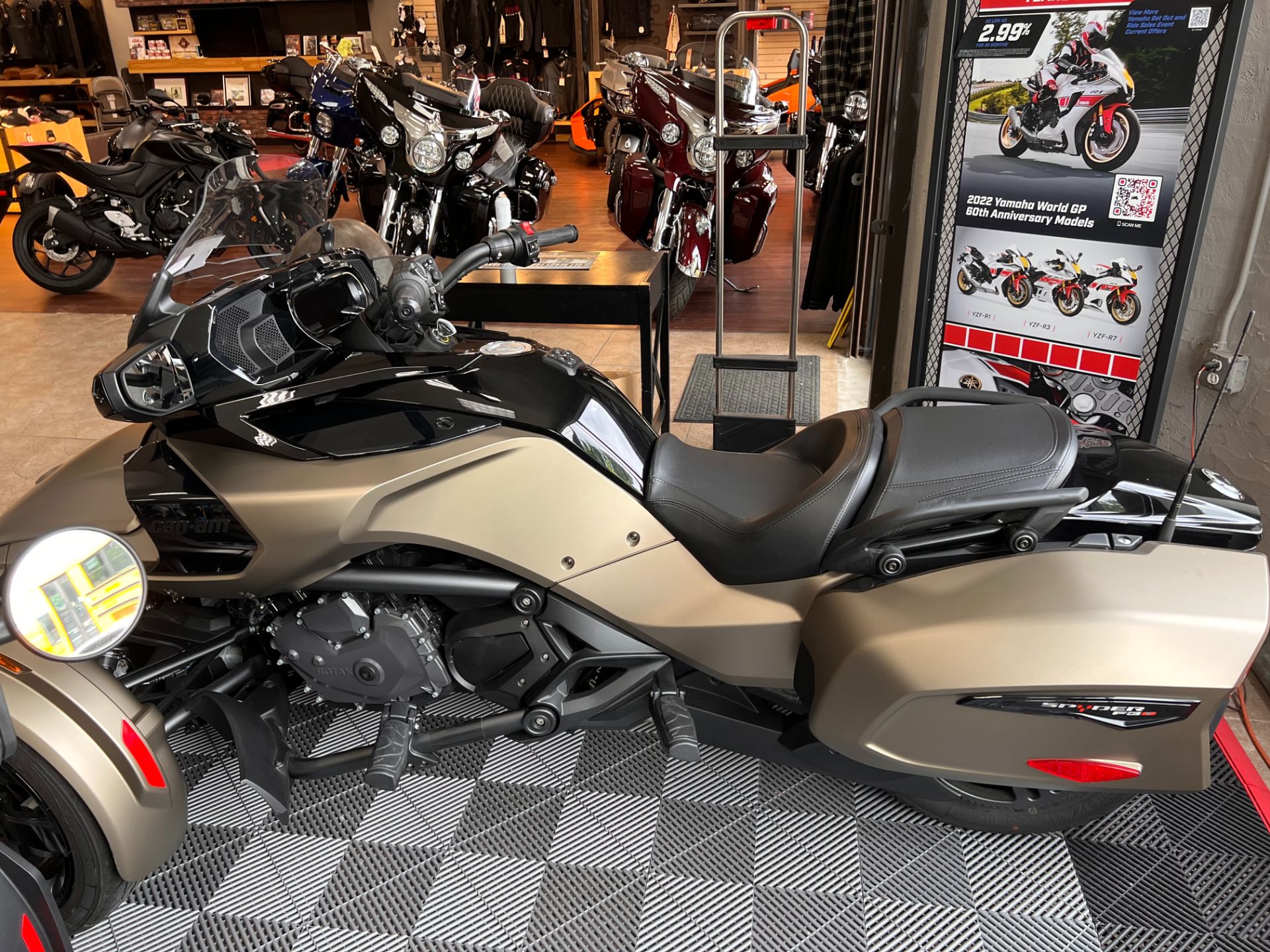 2020 Can-Am Spyder F3-T in Mineola, New York - Photo 2