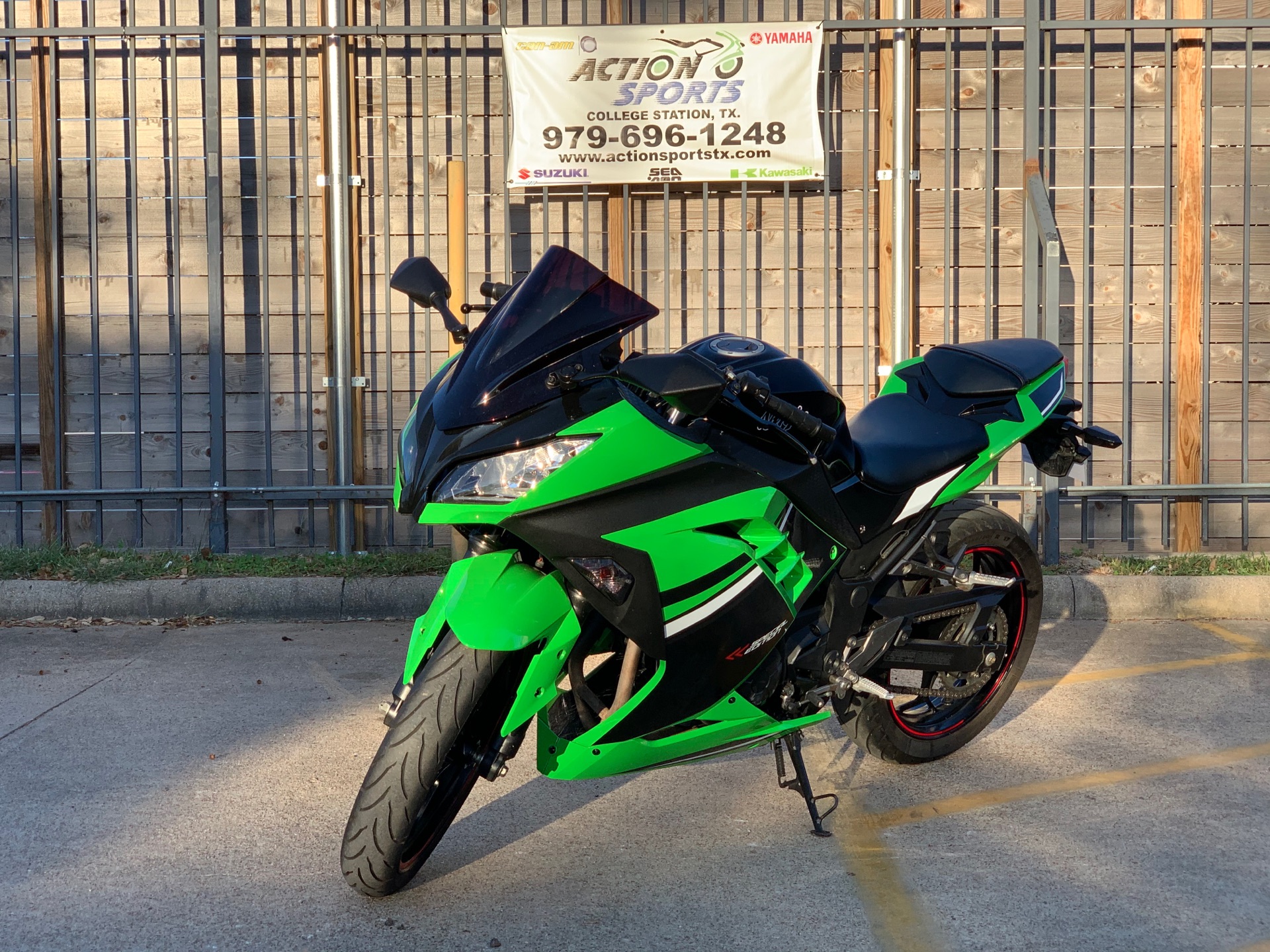 2014 Kawasaki Ninja® 300 ABS SE in College Station, Texas - Photo 3
