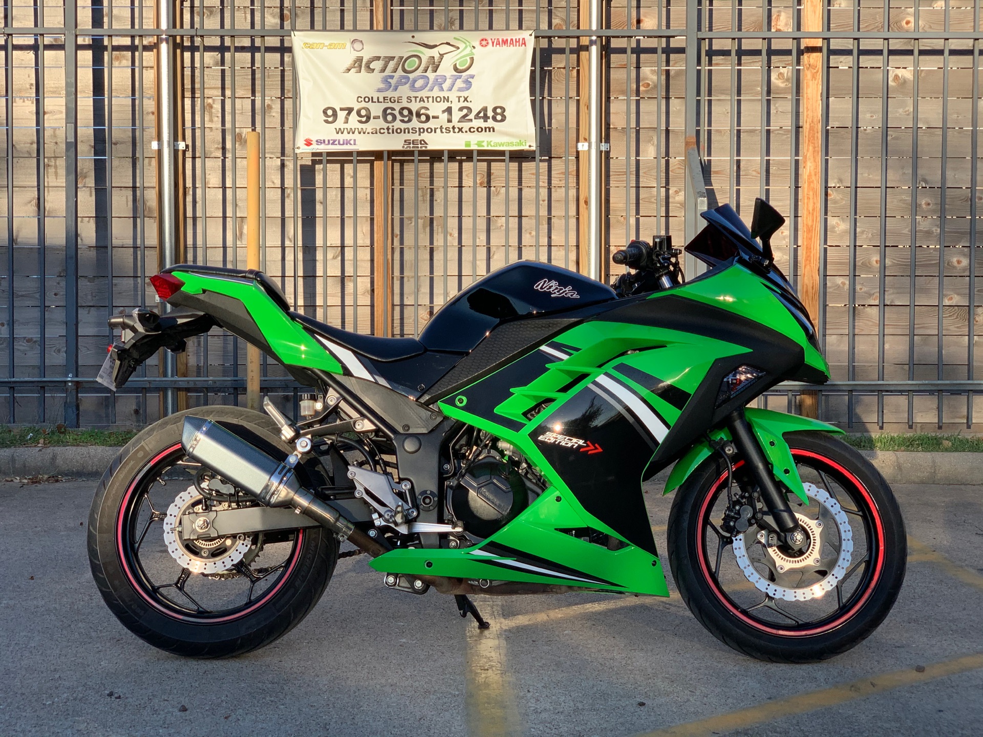 2014 Kawasaki Ninja® 300 ABS SE in College Station, Texas - Photo 4