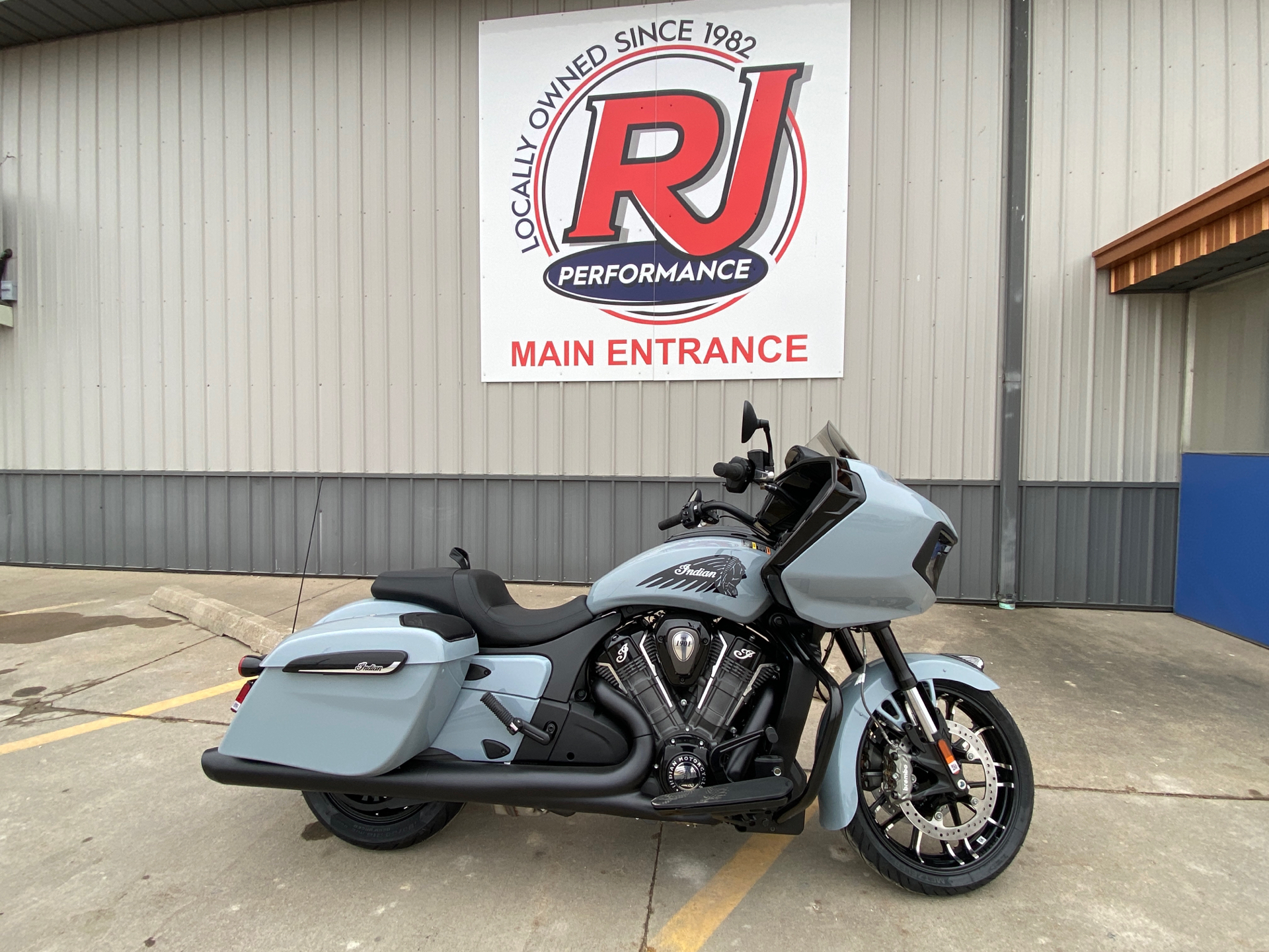 2024 Indian Motorcycle Challenger® Dark Horse® Icon with PowerBand Audio Package in Ottumwa, Iowa - Photo 1